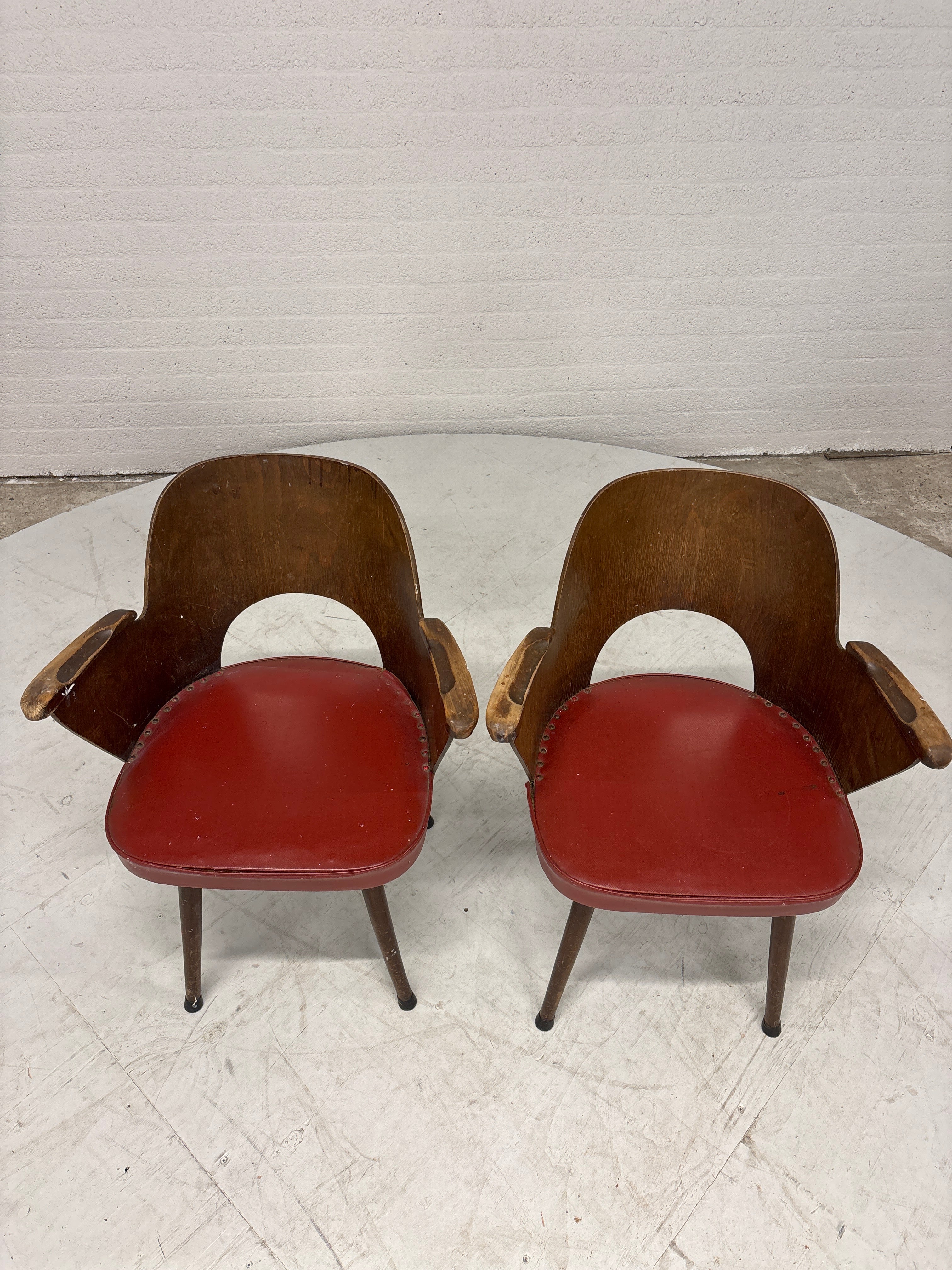 Setje van 2 stoelen met rode zitting