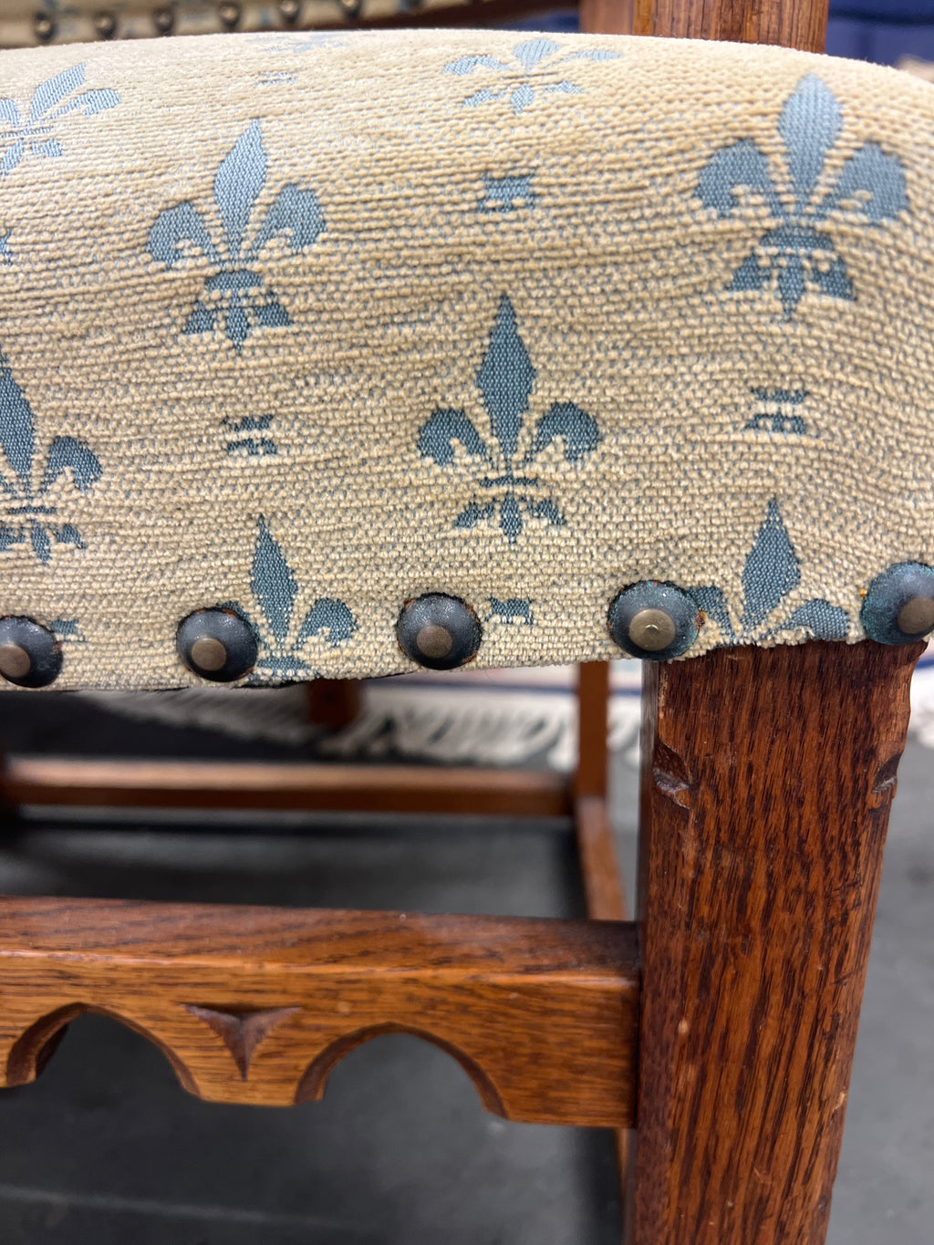 Houten armstoel met fleur-de-lis bekleding