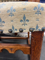 Houten armstoel met fleur-de-lis bekleding