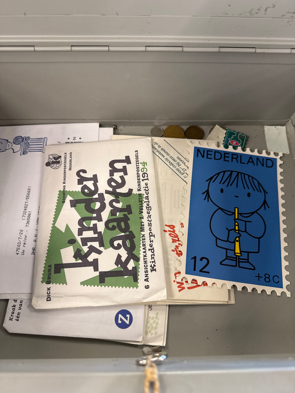 Metalen kistje met inhoud