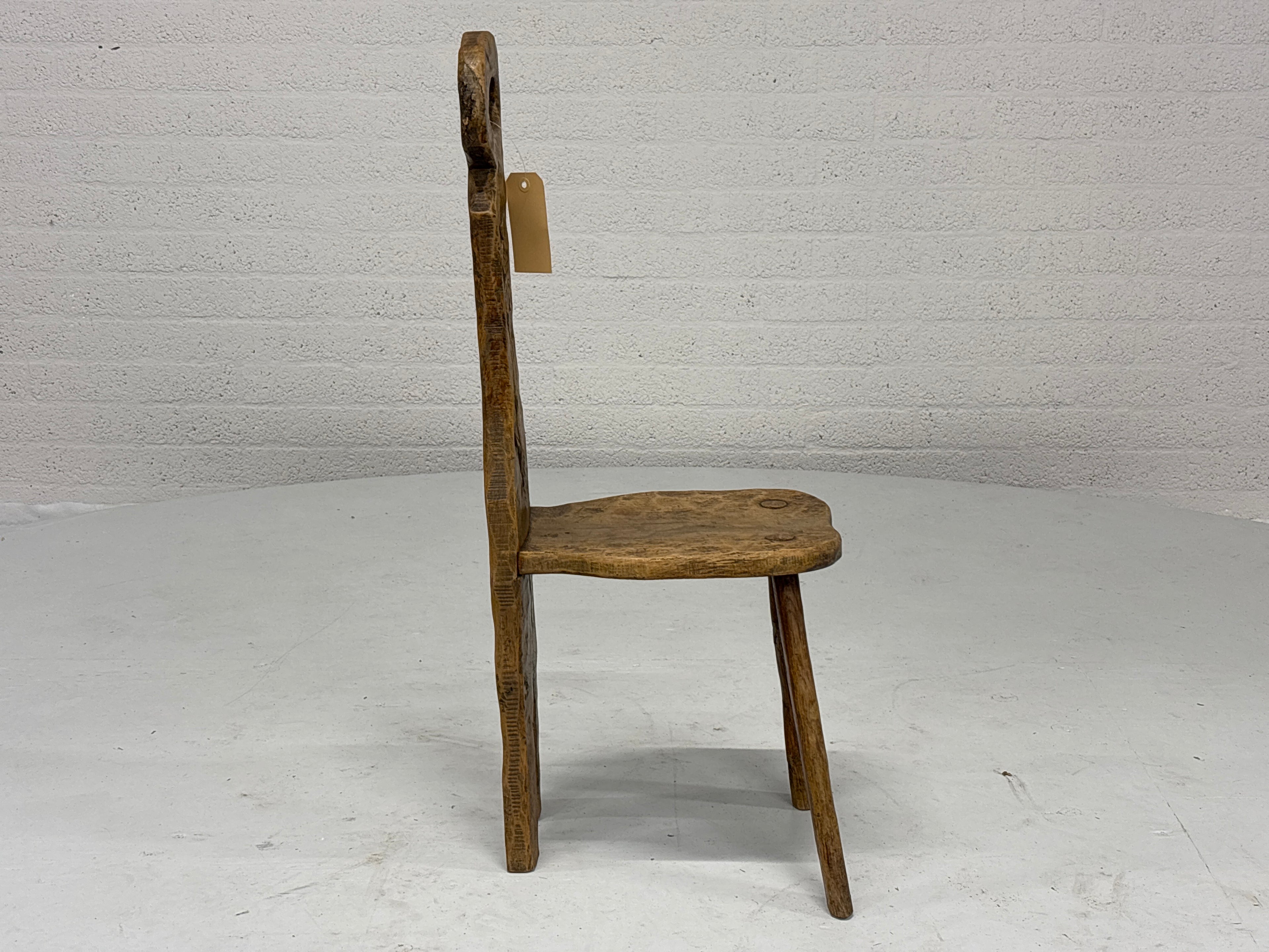 Brutalistische stoel houtsnijwerk bloem