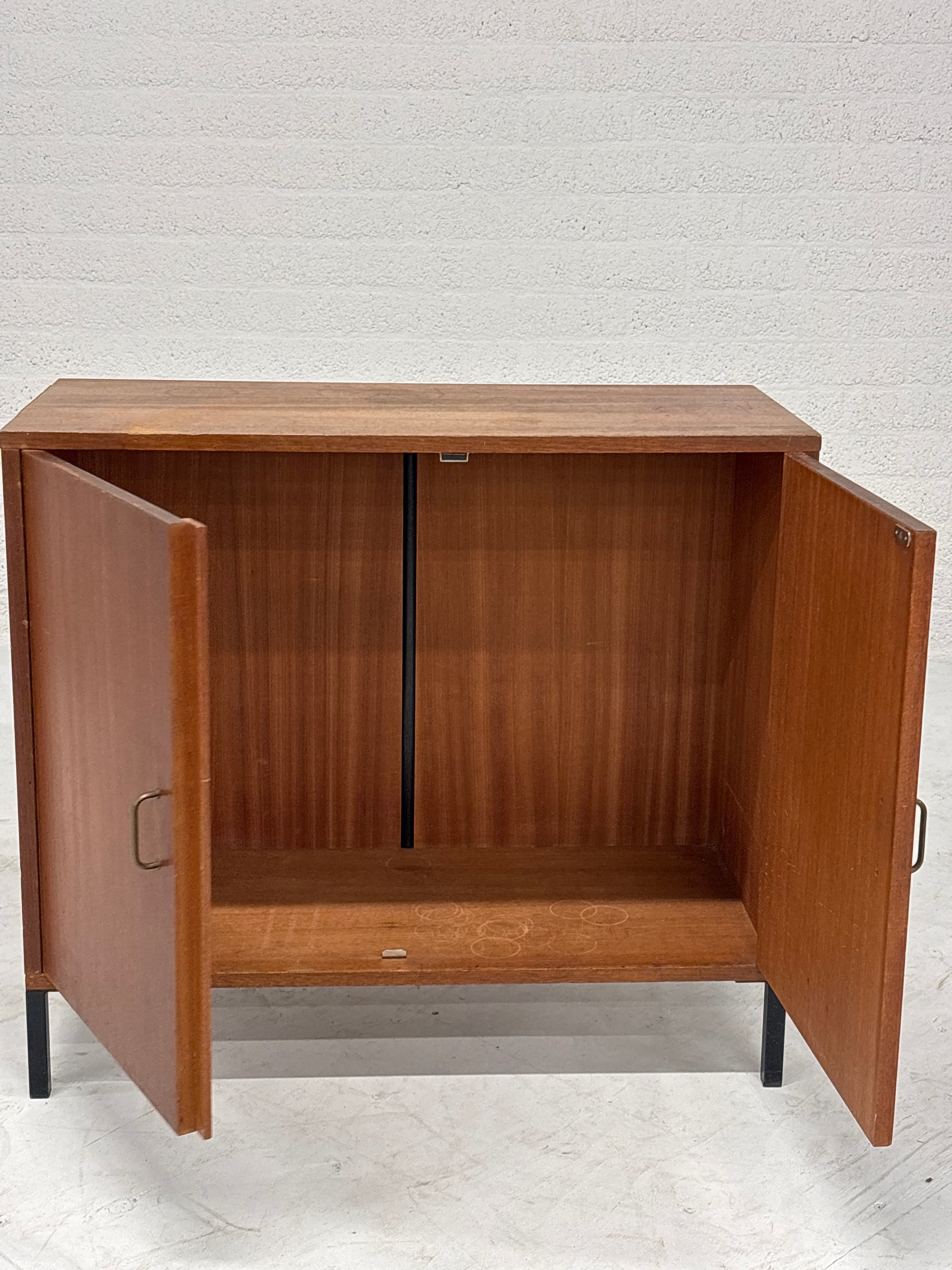 Vintage kastje met deurtjes