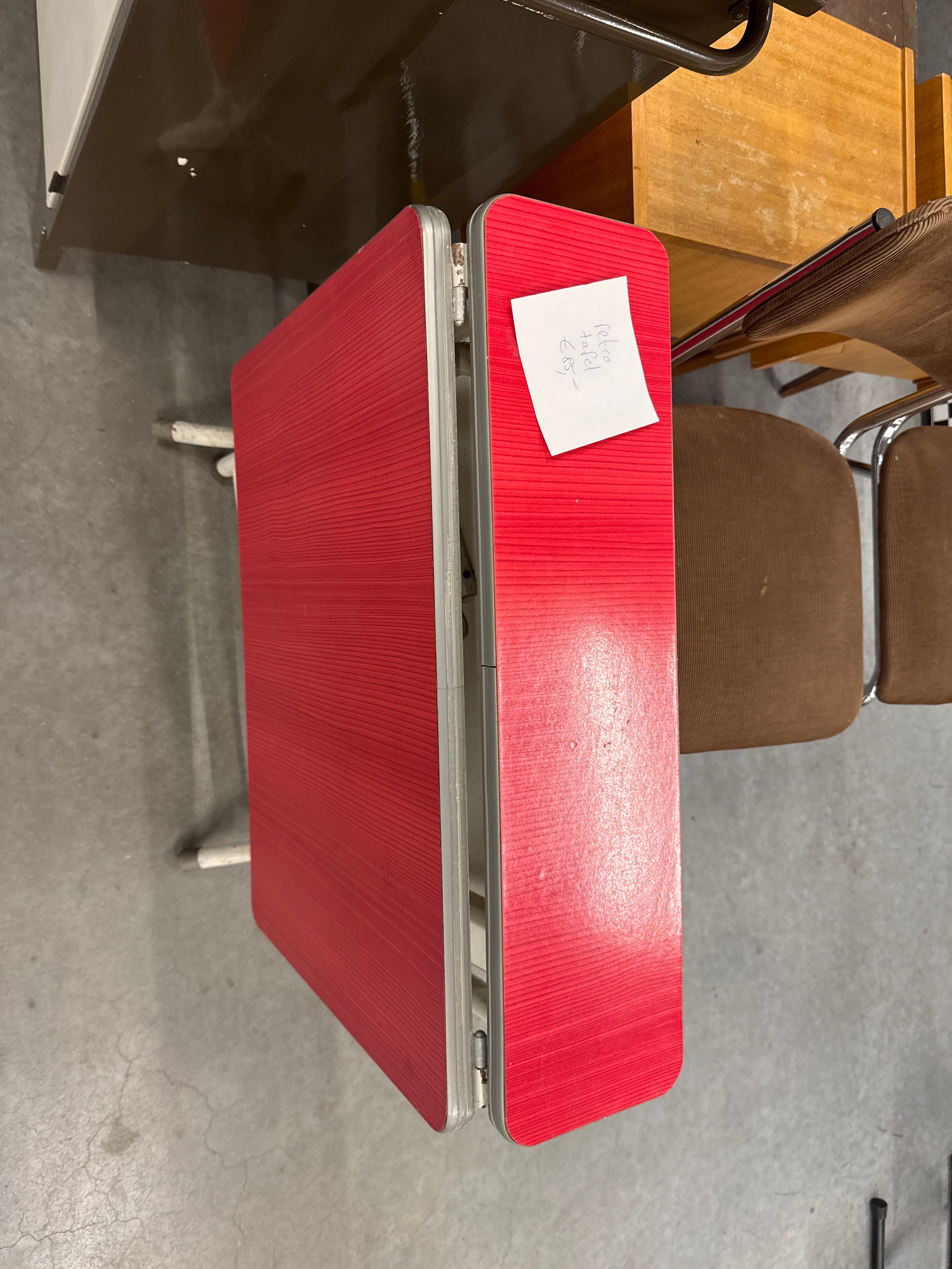 Retro formica bijzettafel rood