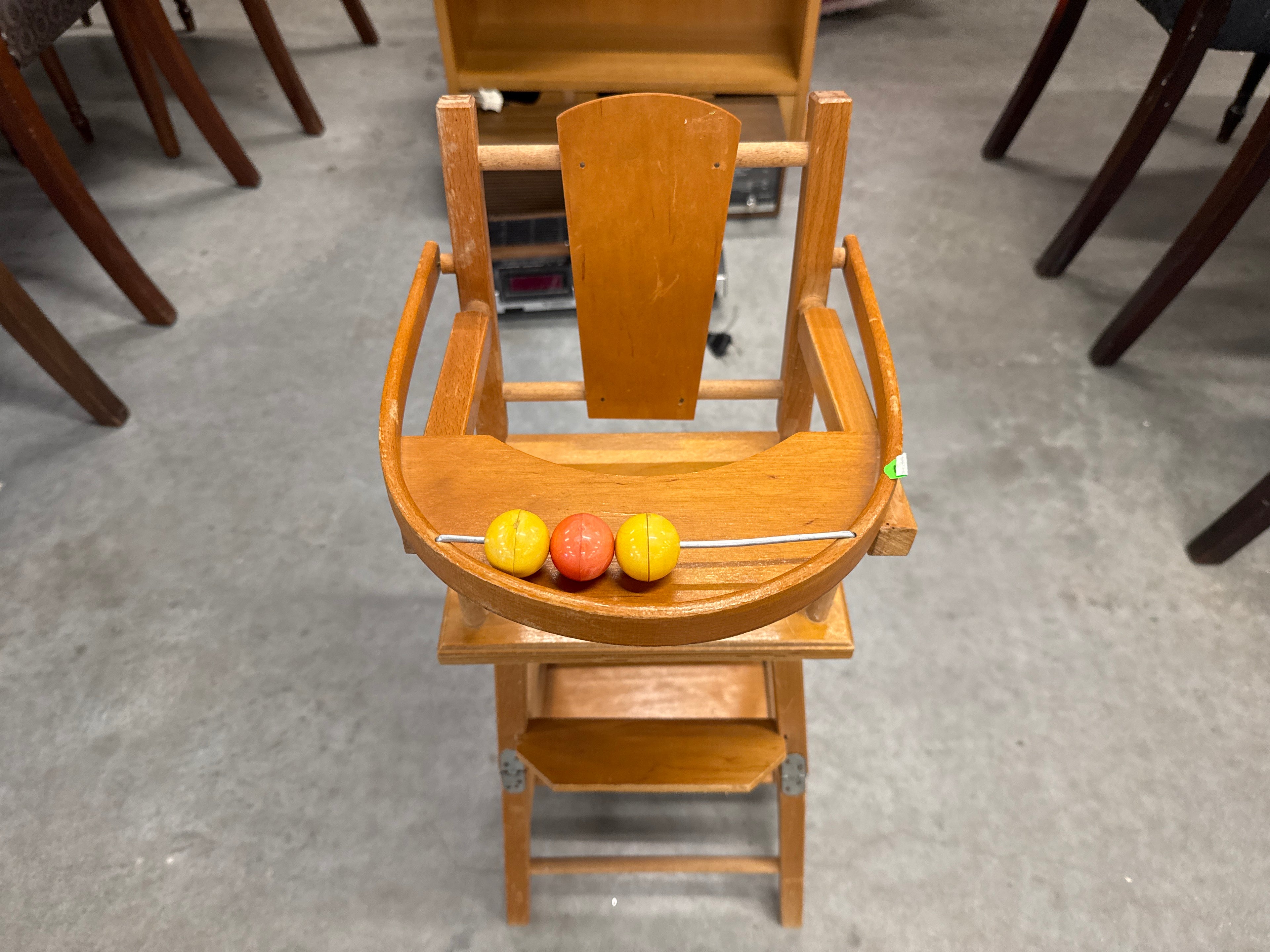 Poppenstoel licht hout