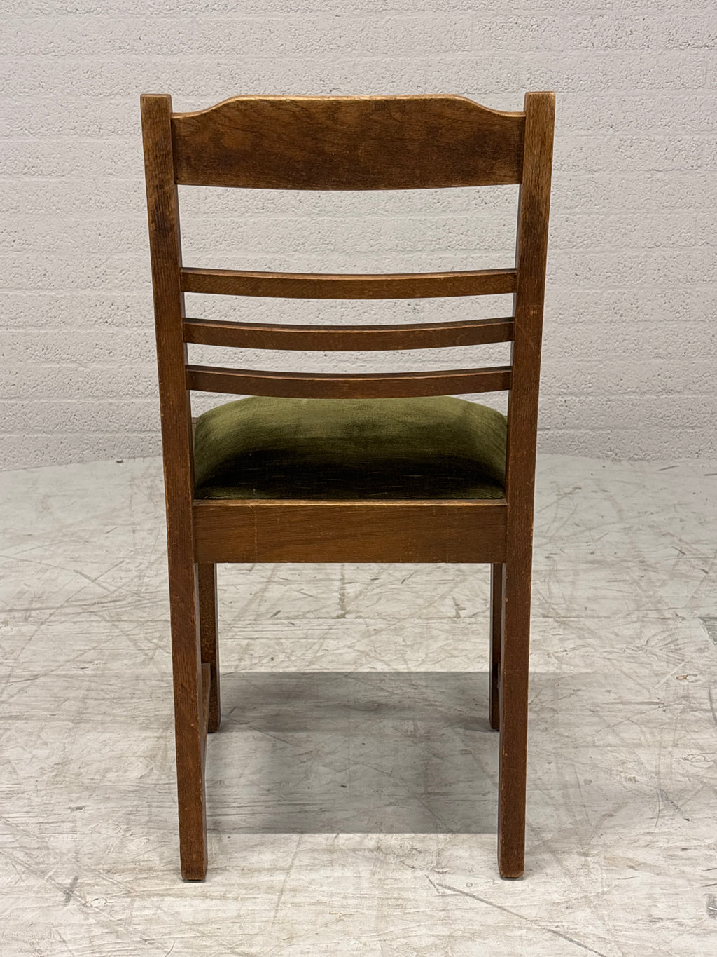 Vintage eetkamerstoel met groen velours zitting