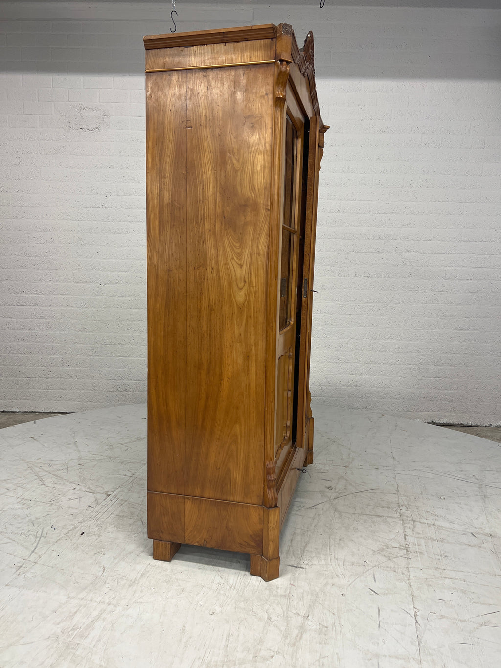 Sierlijke antieke houten vitrinekast