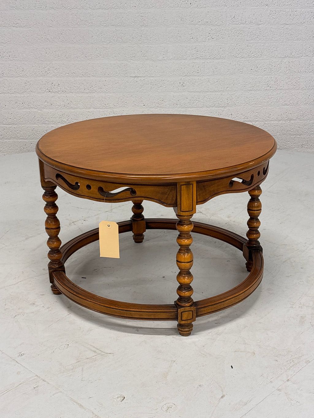 Set vintage Giorgetti stoelen en tafeltje. Okergele bekleding. Italiaans design.