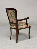 Stoel met bloem bekleding