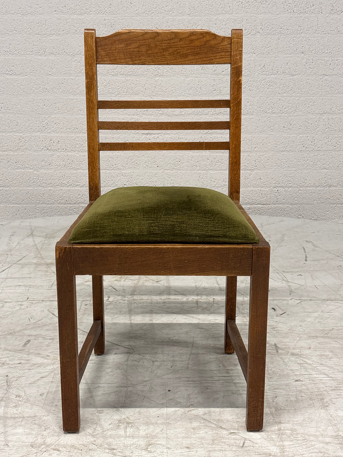 Vintage eetkamerstoel met groen velours zitting