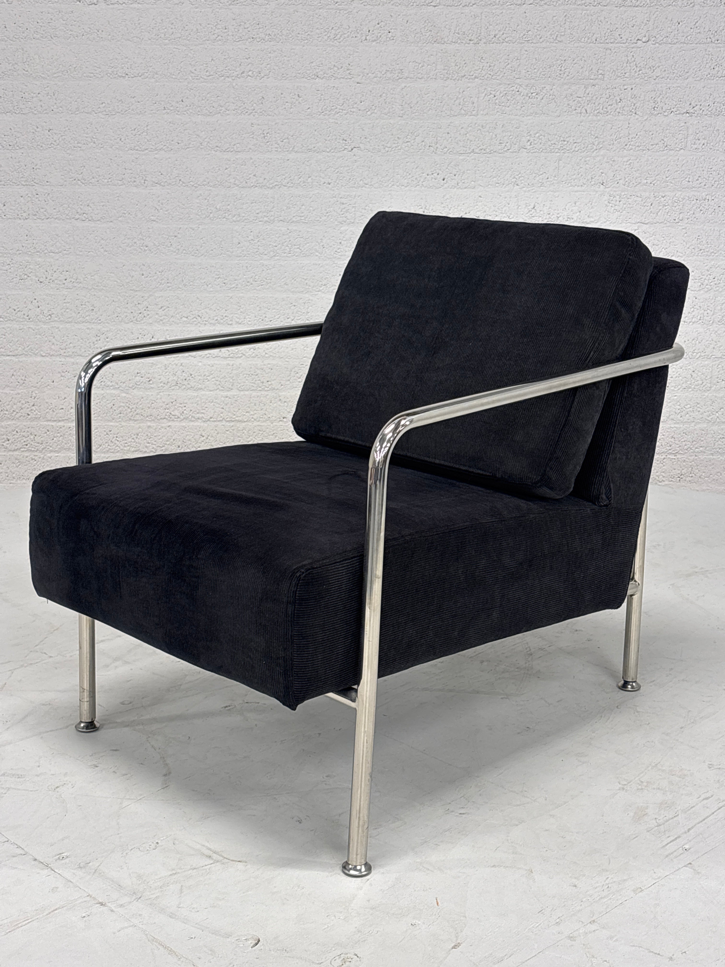 Design fauteuil zwarte stof met chromen frame