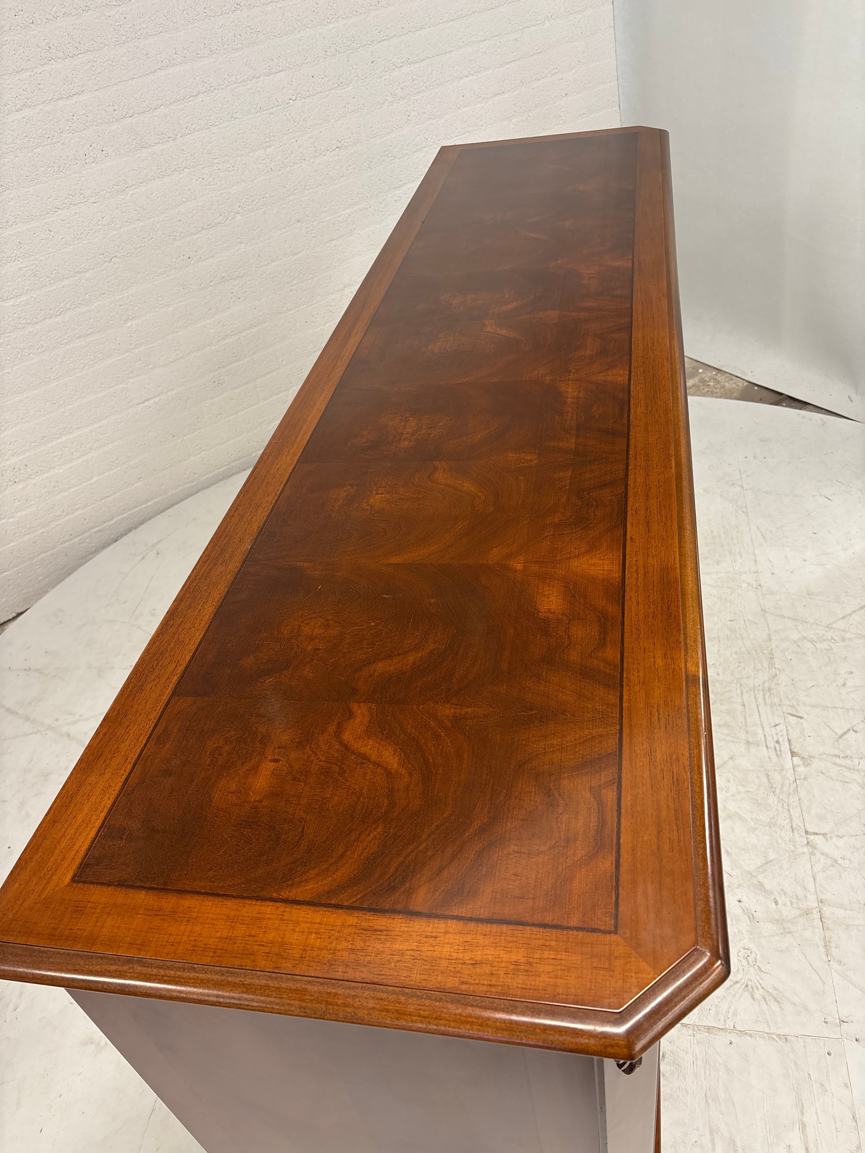 Groot dressoir met bijbehorende spiegel