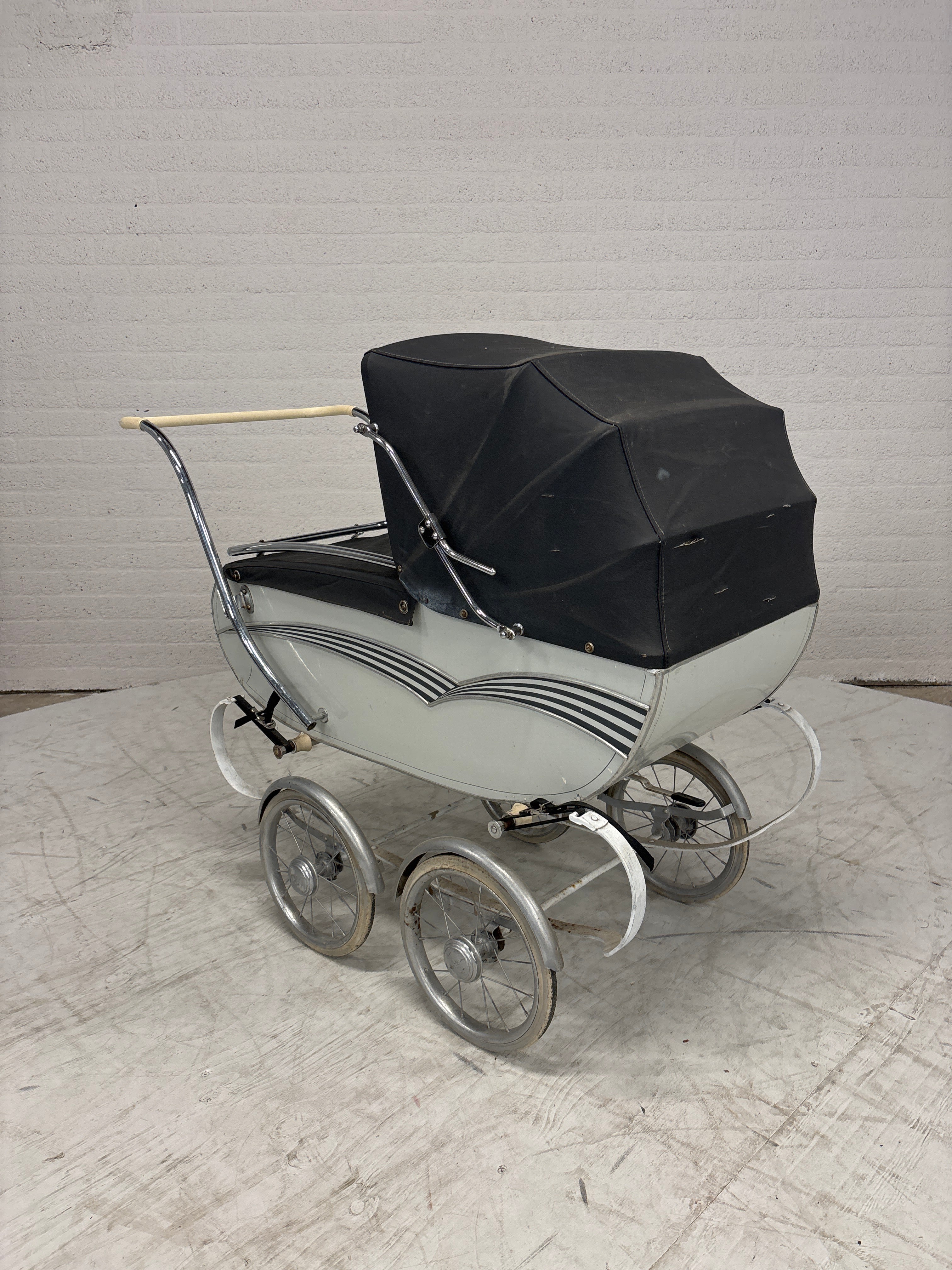 Antieke kinderwagen