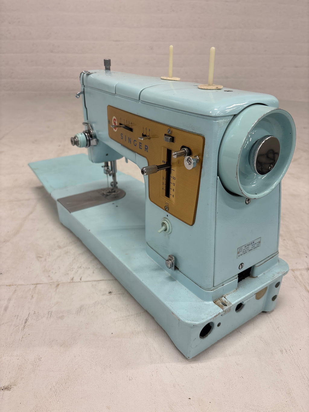 Singer 348 ijsblauwe naaimachine