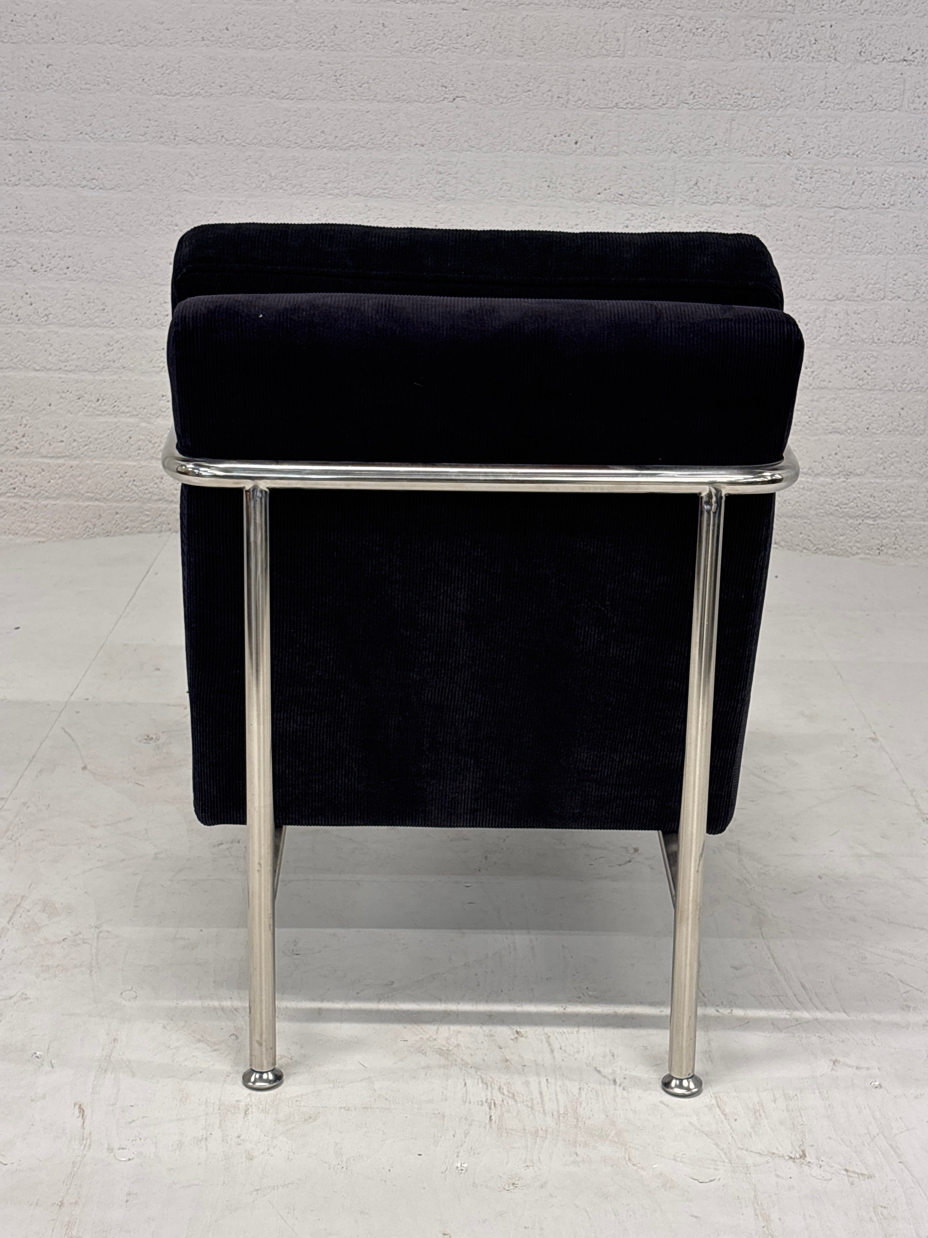 Design fauteuil zwarte stof met chromen frame