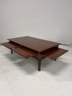 Zware salontafel. Met rondom laden en uitschuifbare bladen.