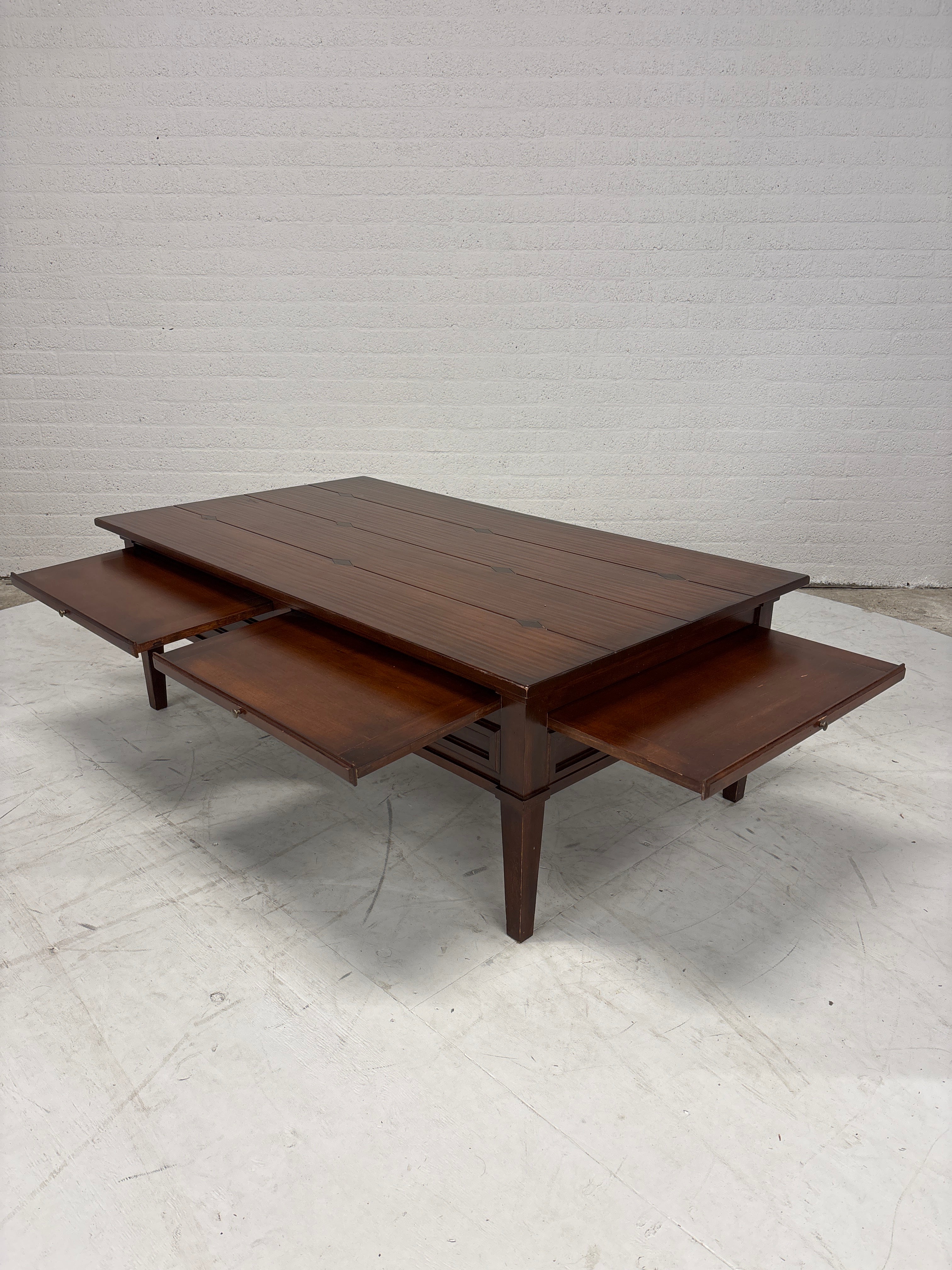 Zware salontafel. Met rondom laden en uitschuifbare bladen.