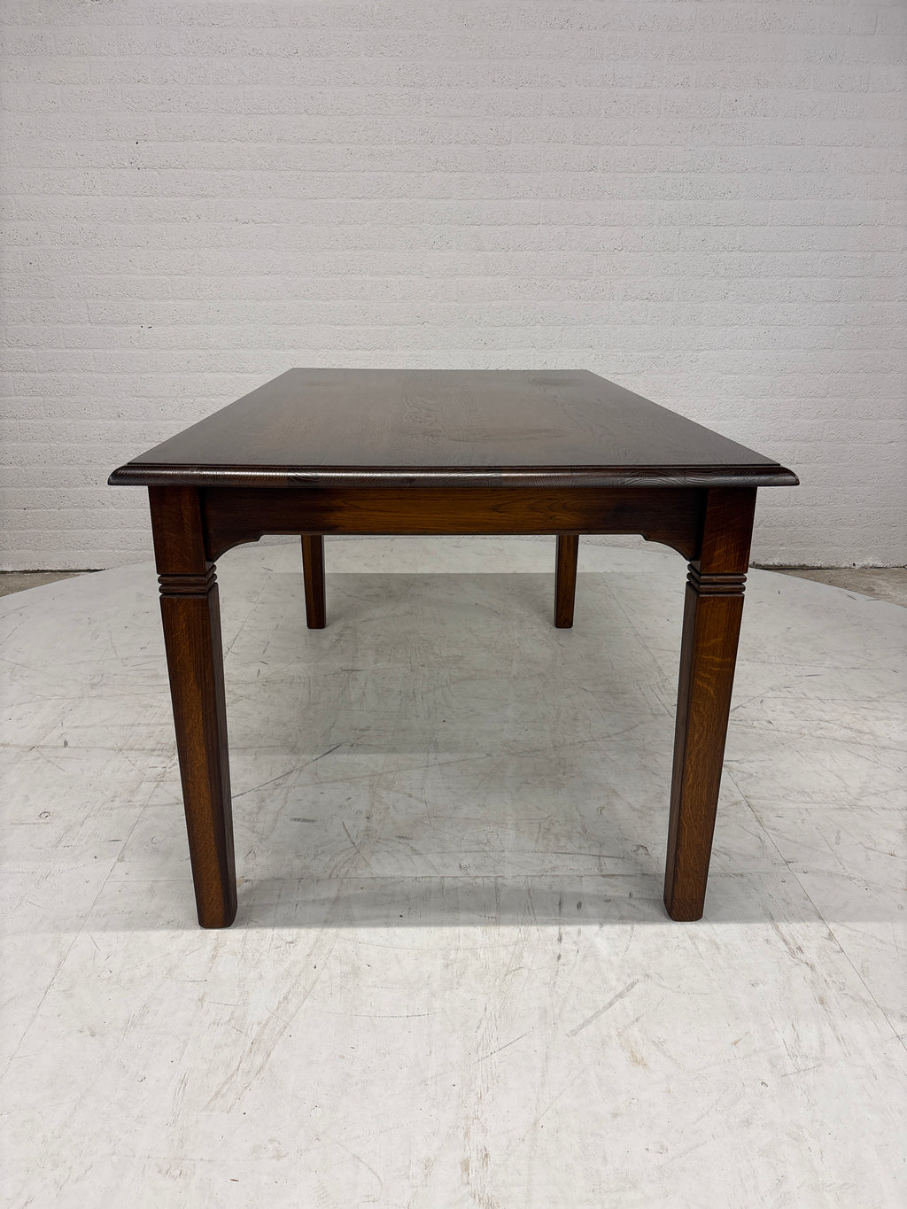 Prachtige eettafel met lade