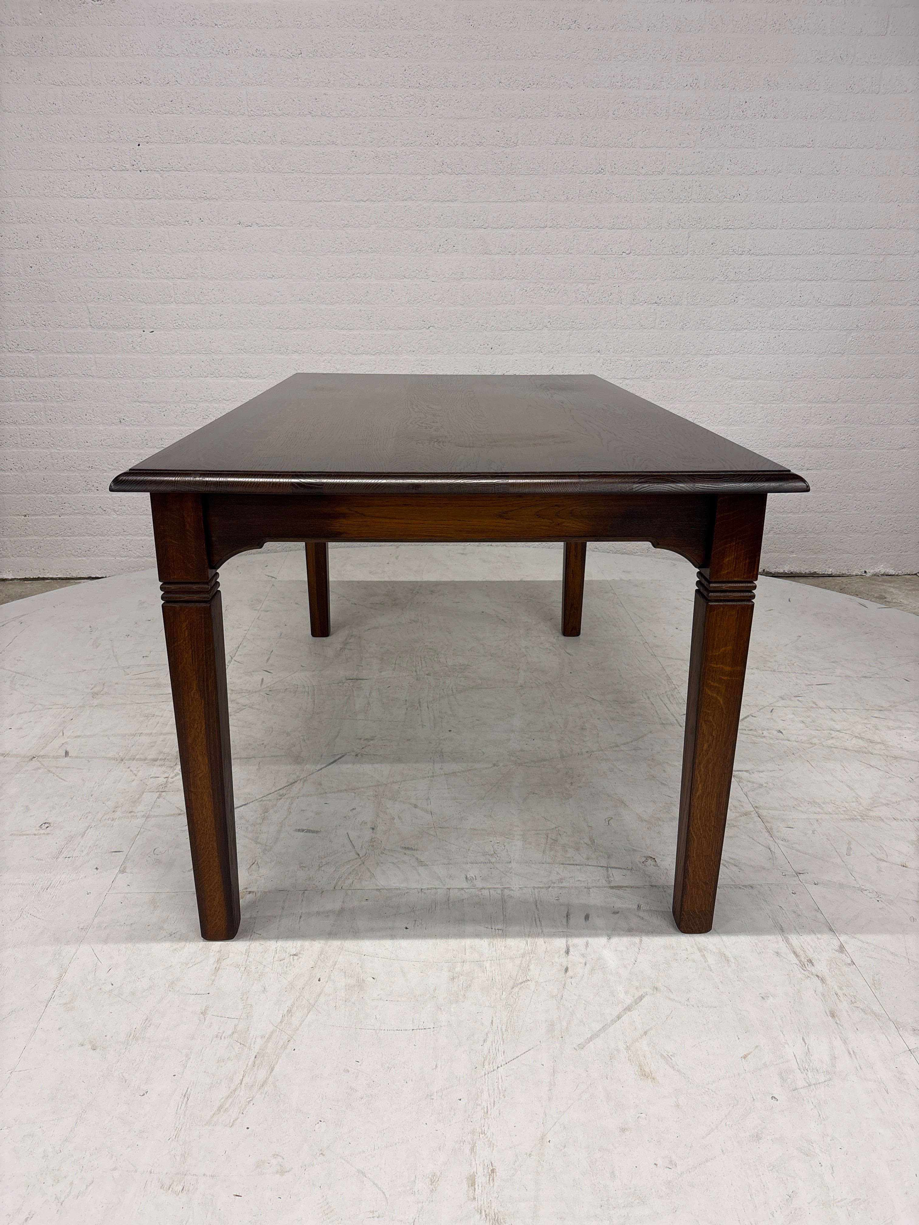 Prachtige eettafel met lade