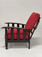 Houten fauteuil met rode bekleding