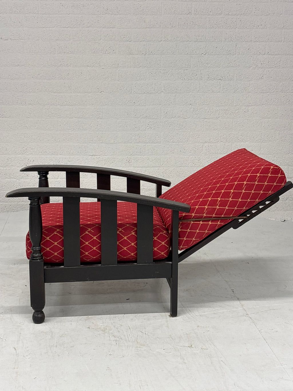 Houten fauteuil met rode bekleding