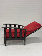 Houten fauteuil met rode bekleding