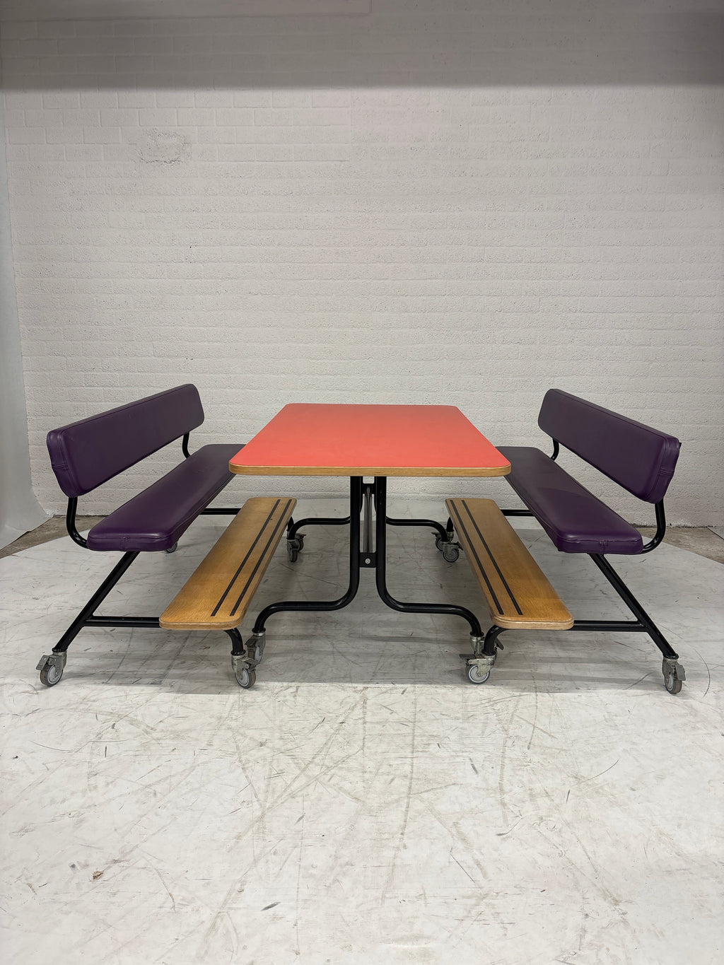 Stoere set 2 kinderbanken, tafel op wielen