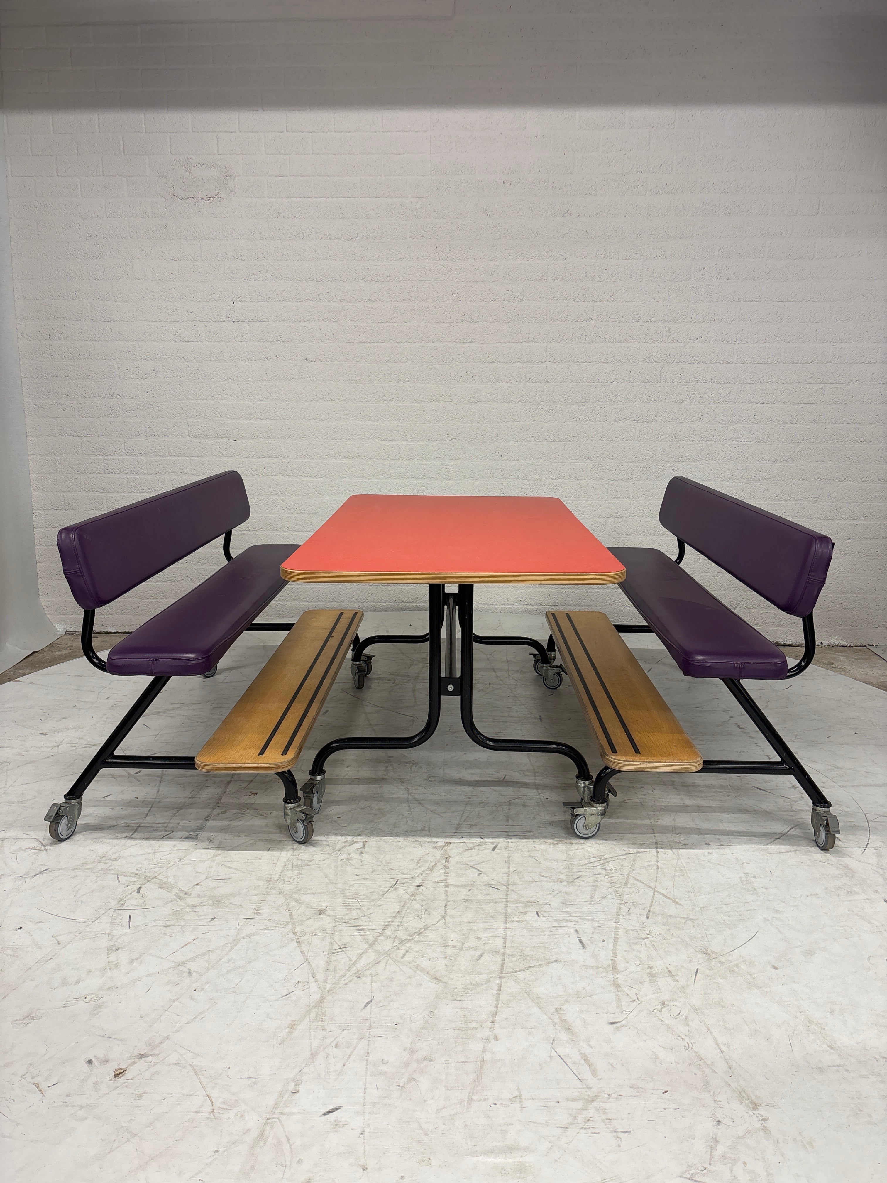 Stoere set 2 kinderbanken, tafel op wielen