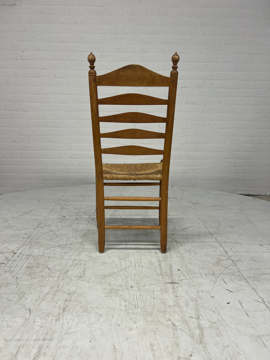 Vintage houten ladderstoel met rotan zitting