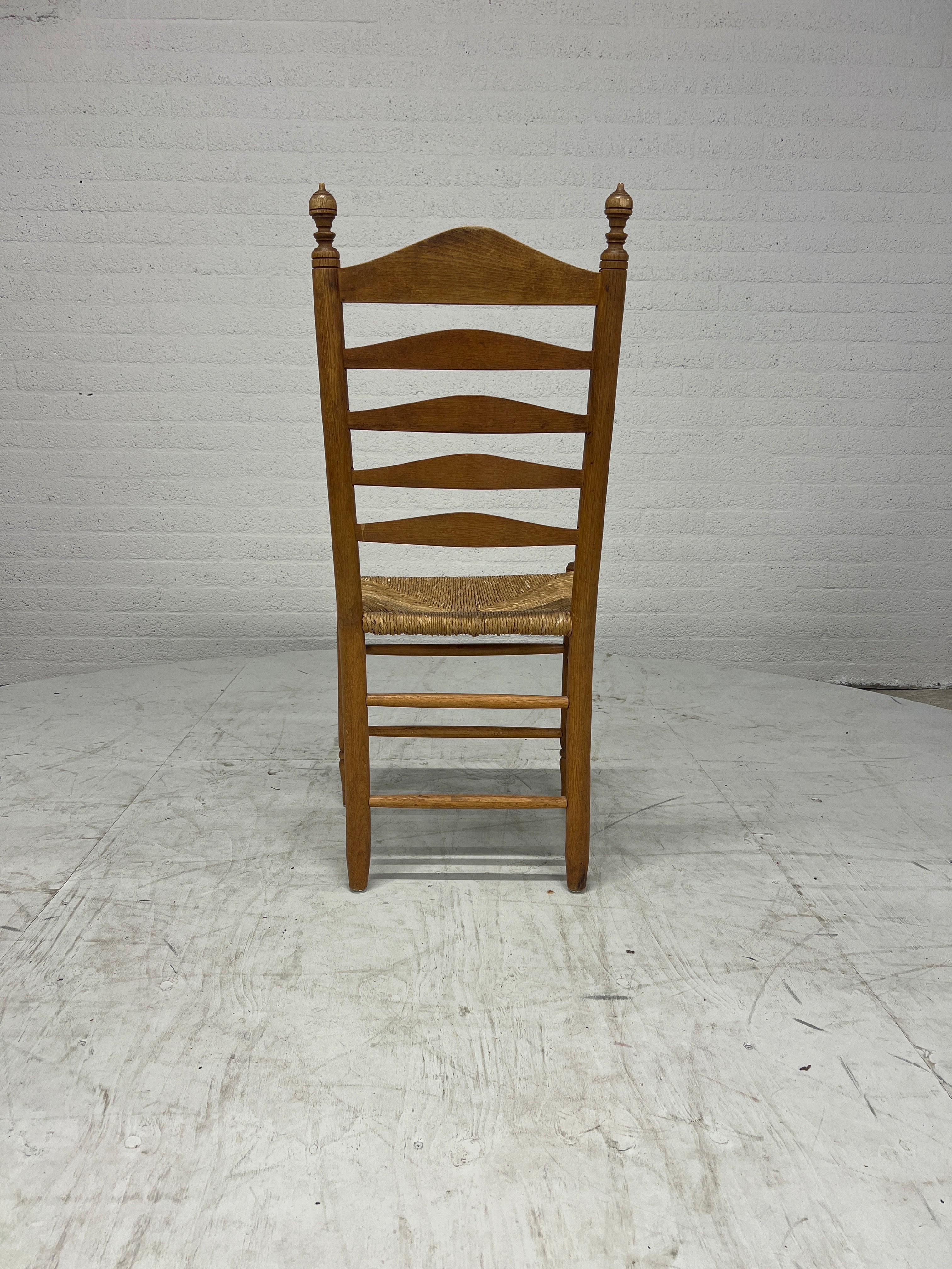 Vintage houten ladderstoel met rotan zitting