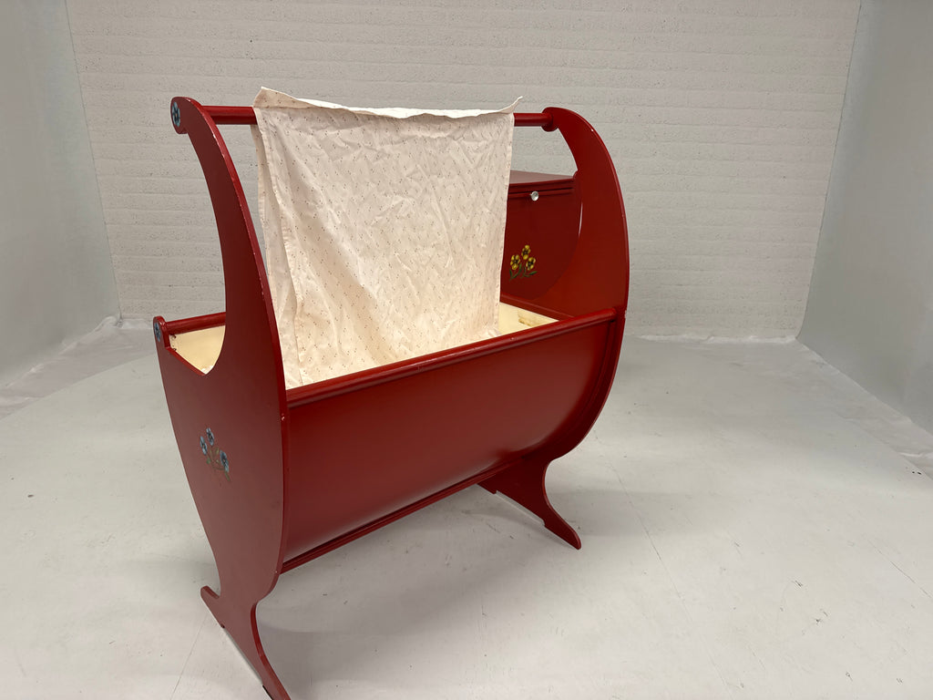 Vintage commode en wieg in rood met bloemen handgeschilderd