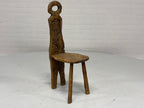 Brutalistische stoel houtsnijwerk bloem