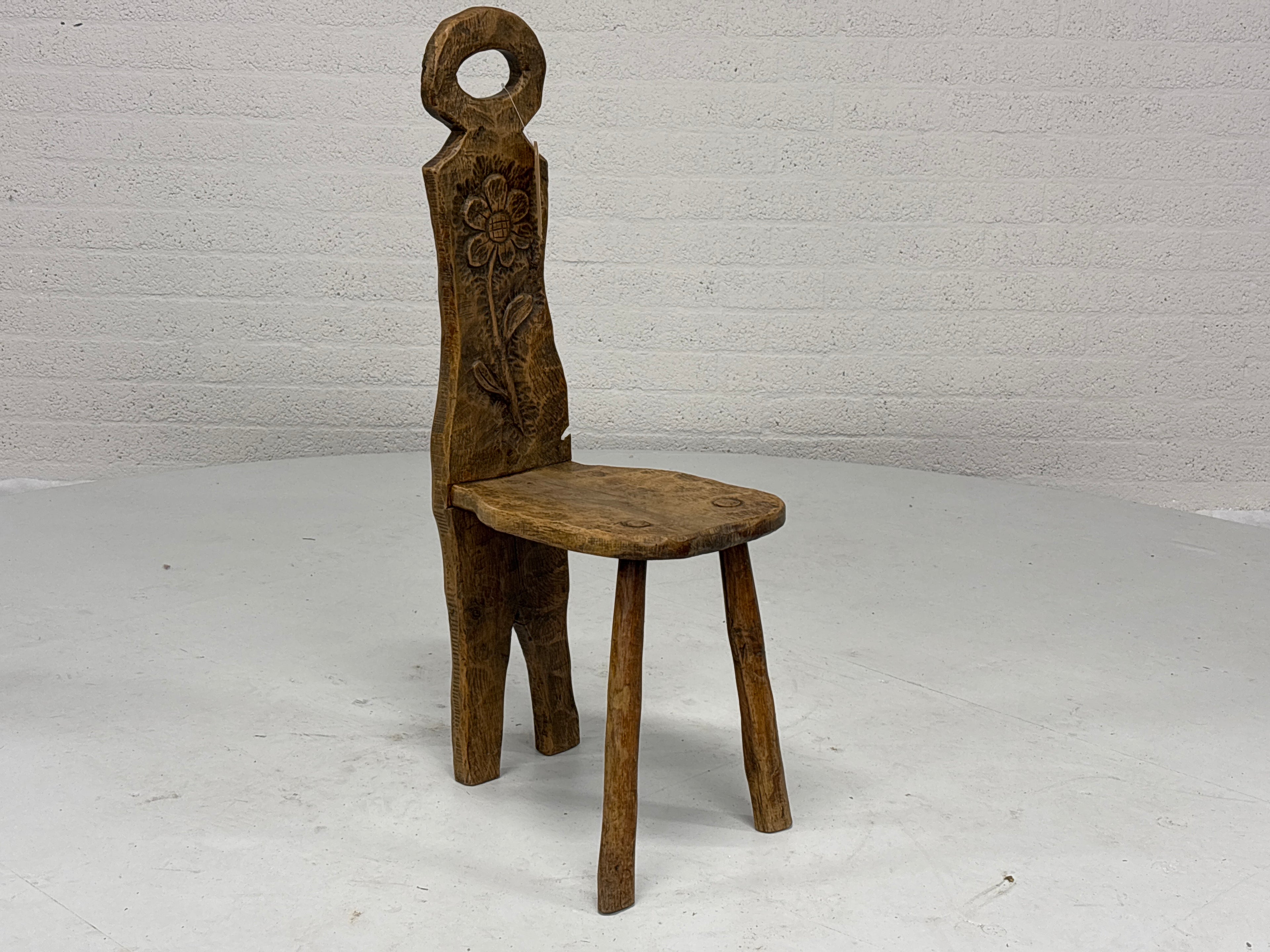 Brutalistische stoel houtsnijwerk bloem