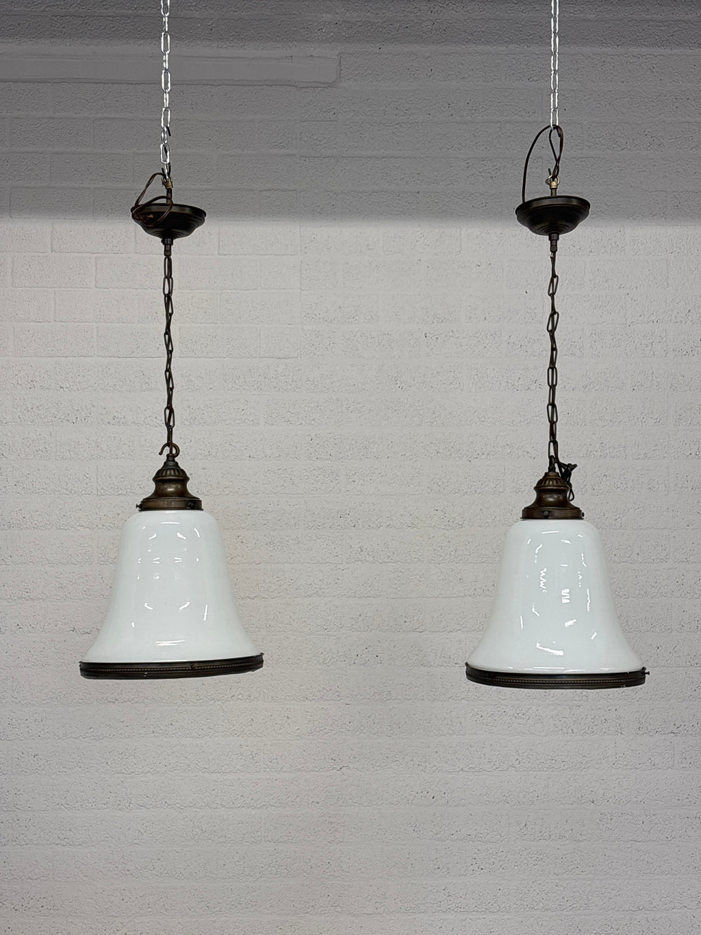 2 hanglampen met wit glazen kappen