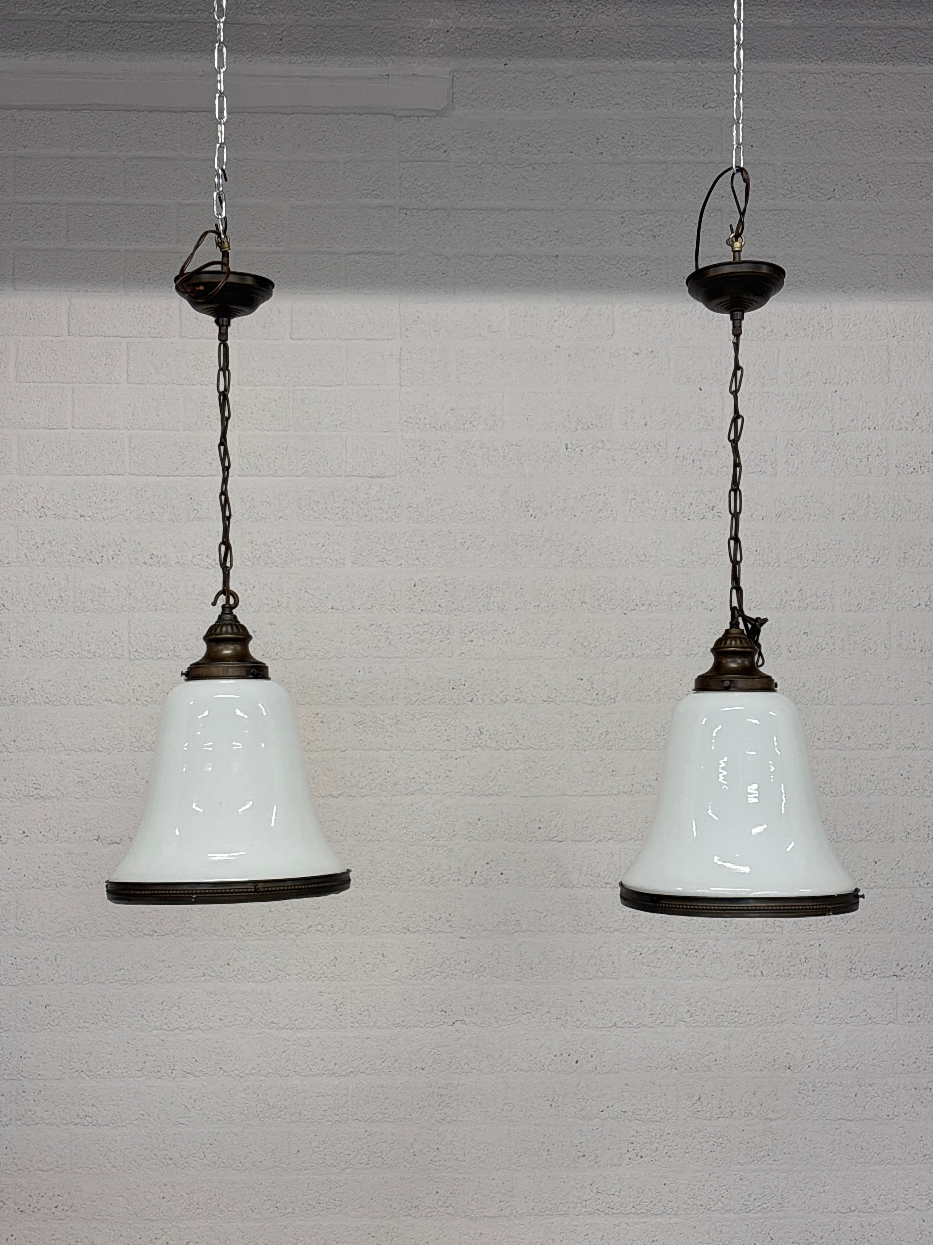 2 hanglampen met wit glazen kappen