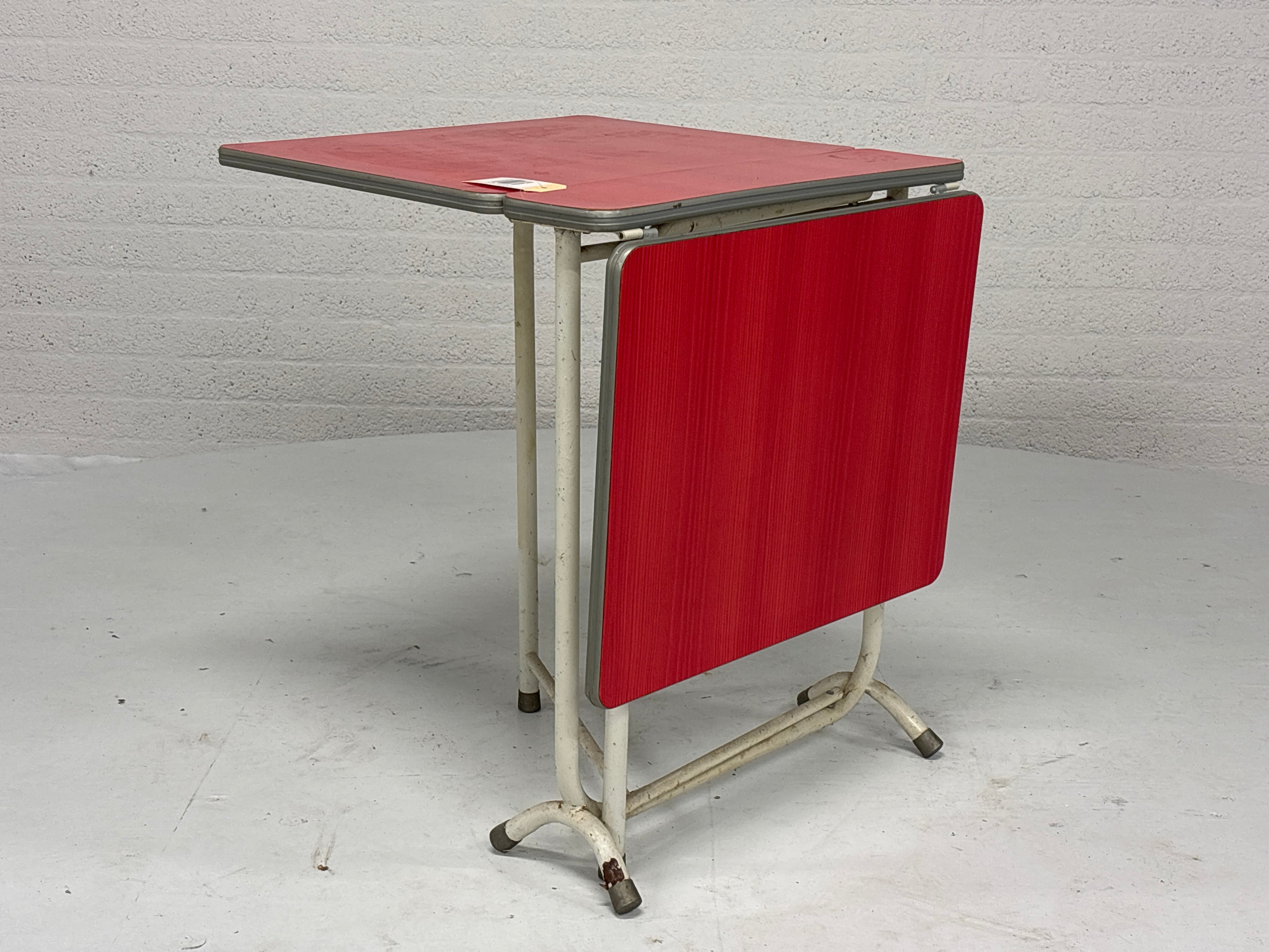 Retro formica bijzettafel rood