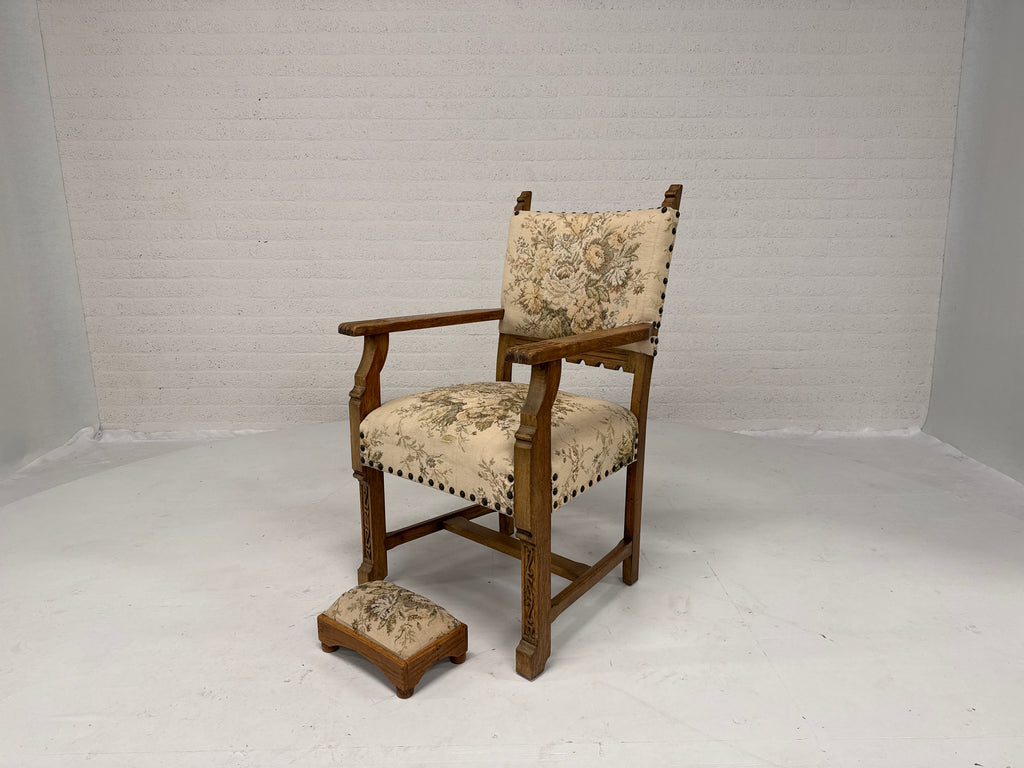 Kasteel stoel met voetenbankje