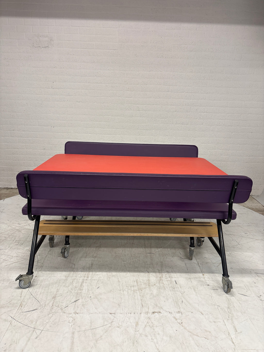 Stoere set 2 kinderbanken, tafel op wielen