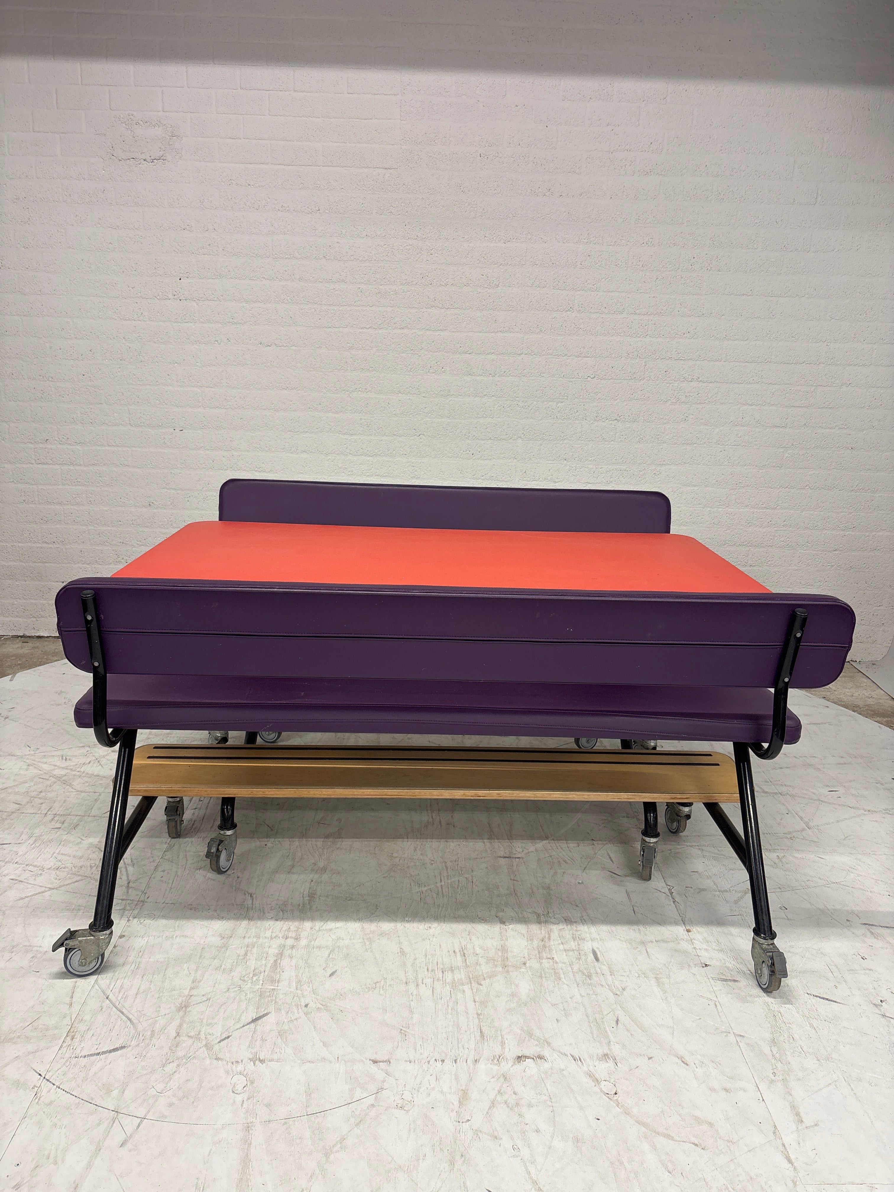 Stoere set 2 kinderbanken, tafel op wielen