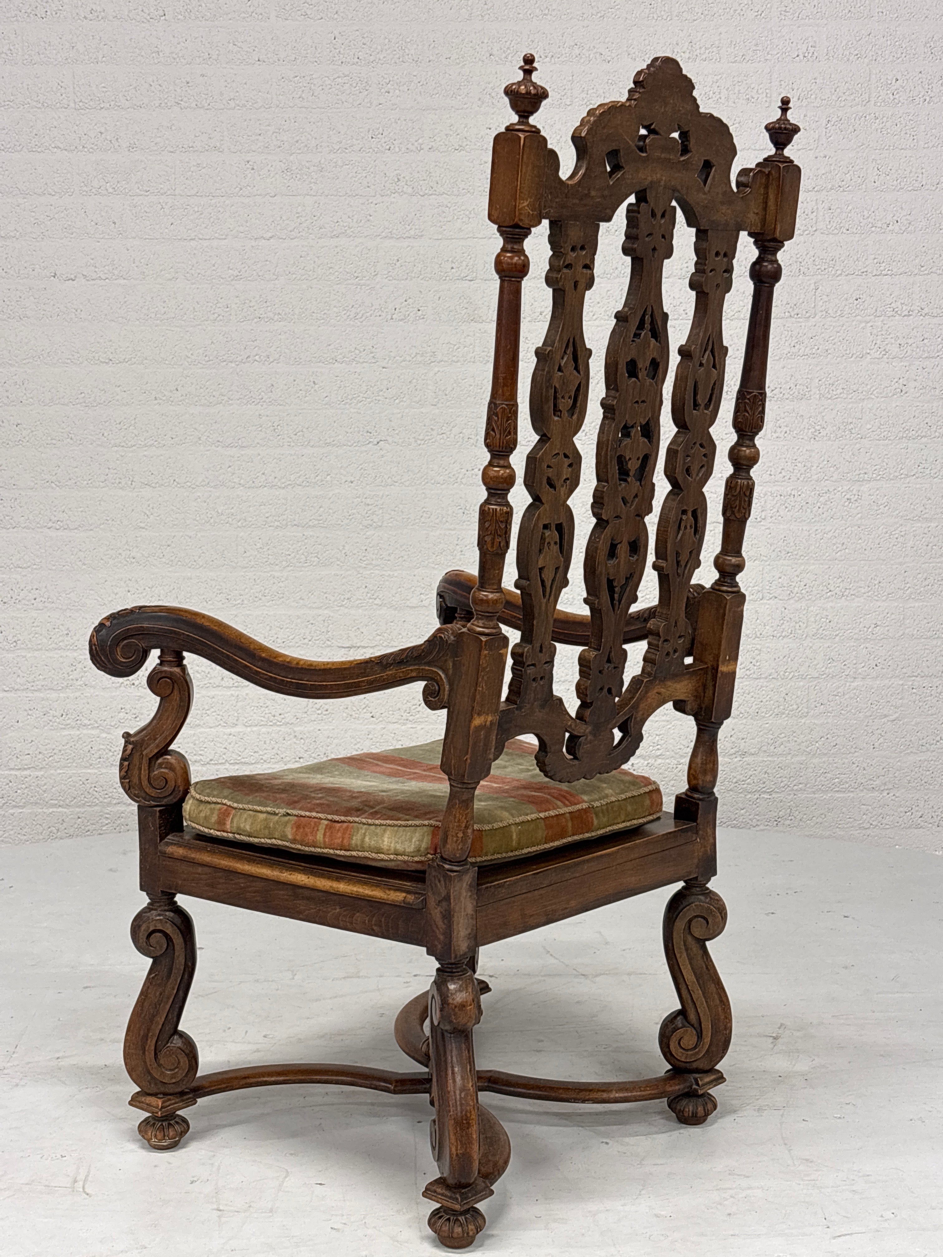 Gotische Jacobijnse ‘sinterklaas’ stoel. 19e eeuws