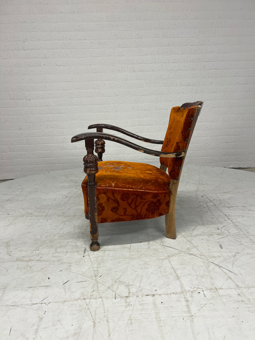 Antieke fauteuil met geleefde charme