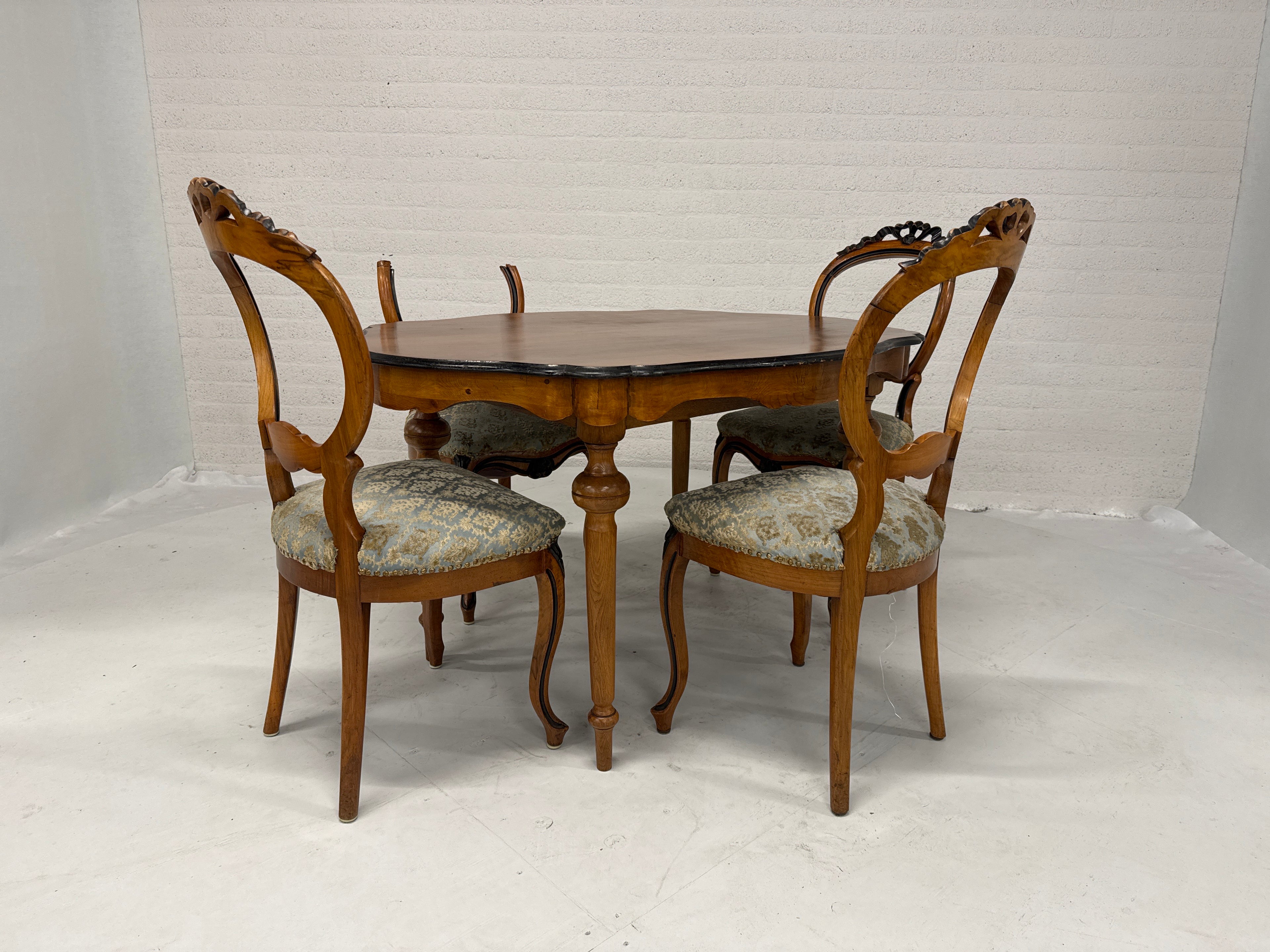 Victoriaans antiek tafel met 4 stoelen