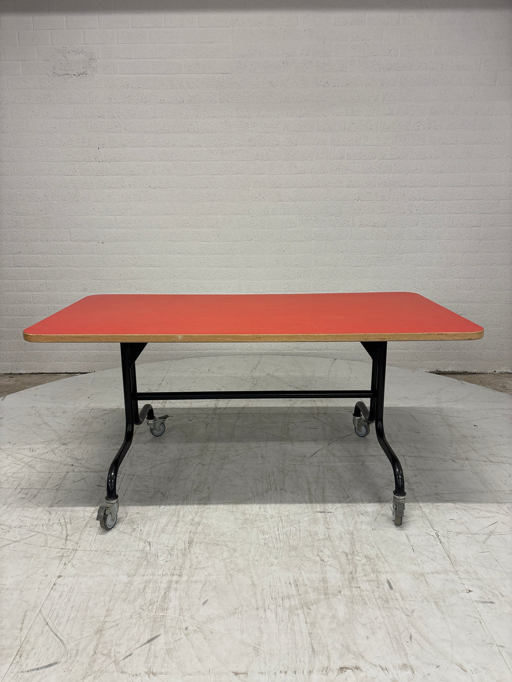 Stoere set 2 kinderbanken, tafel op wielen