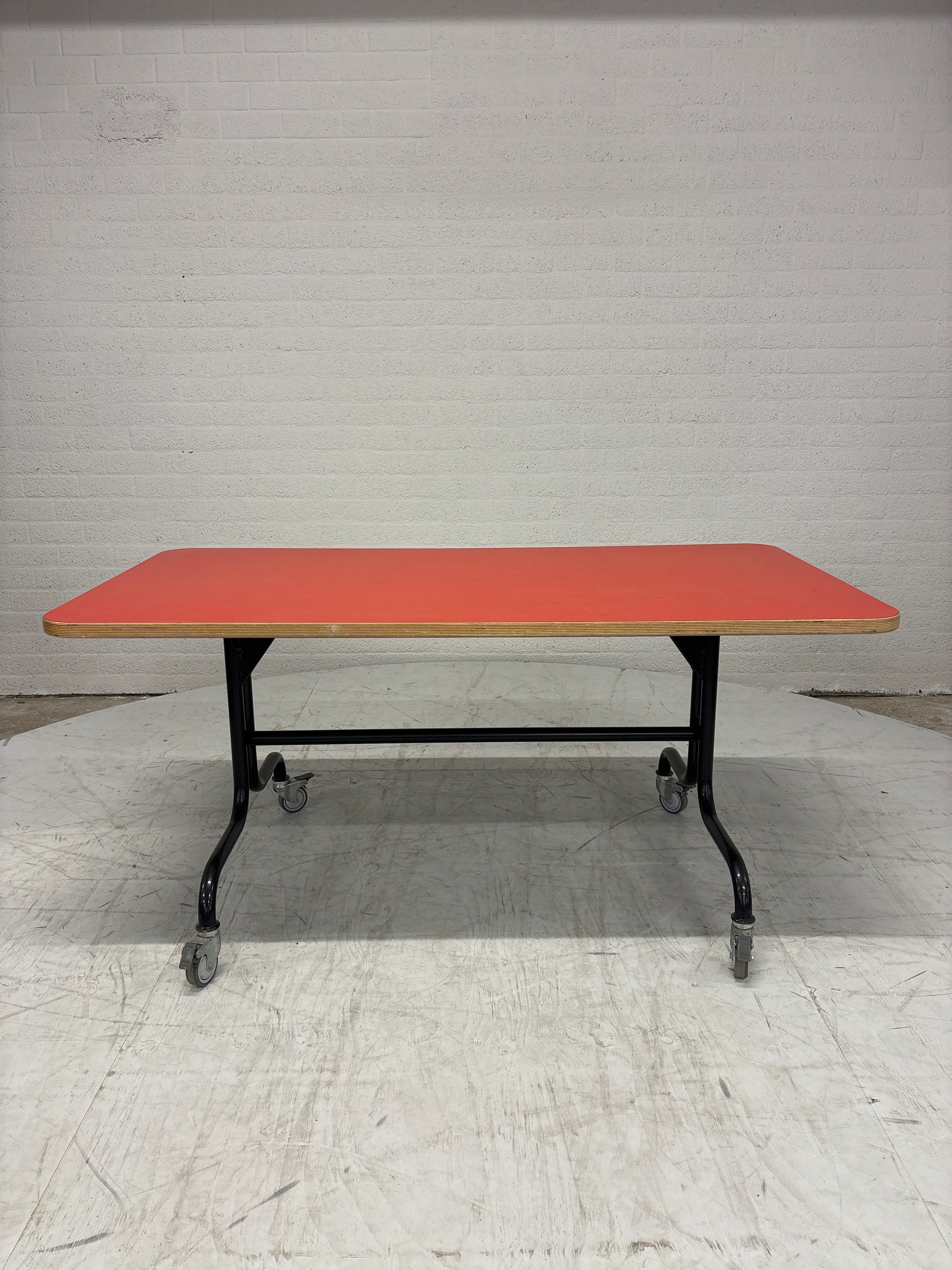Stoere set 2 kinderbanken, tafel op wielen