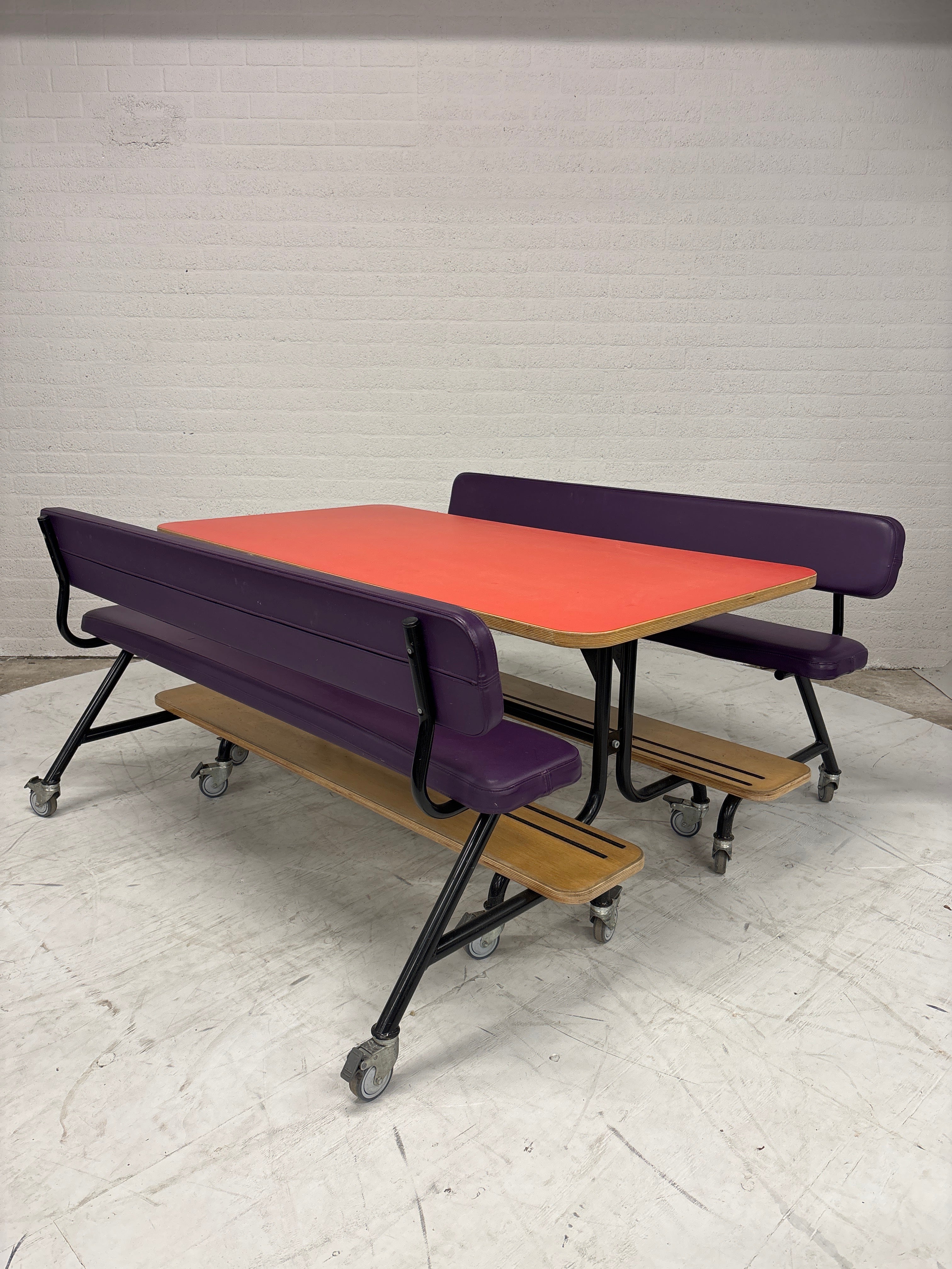 Stoere set 2 kinderbanken, tafel op wielen