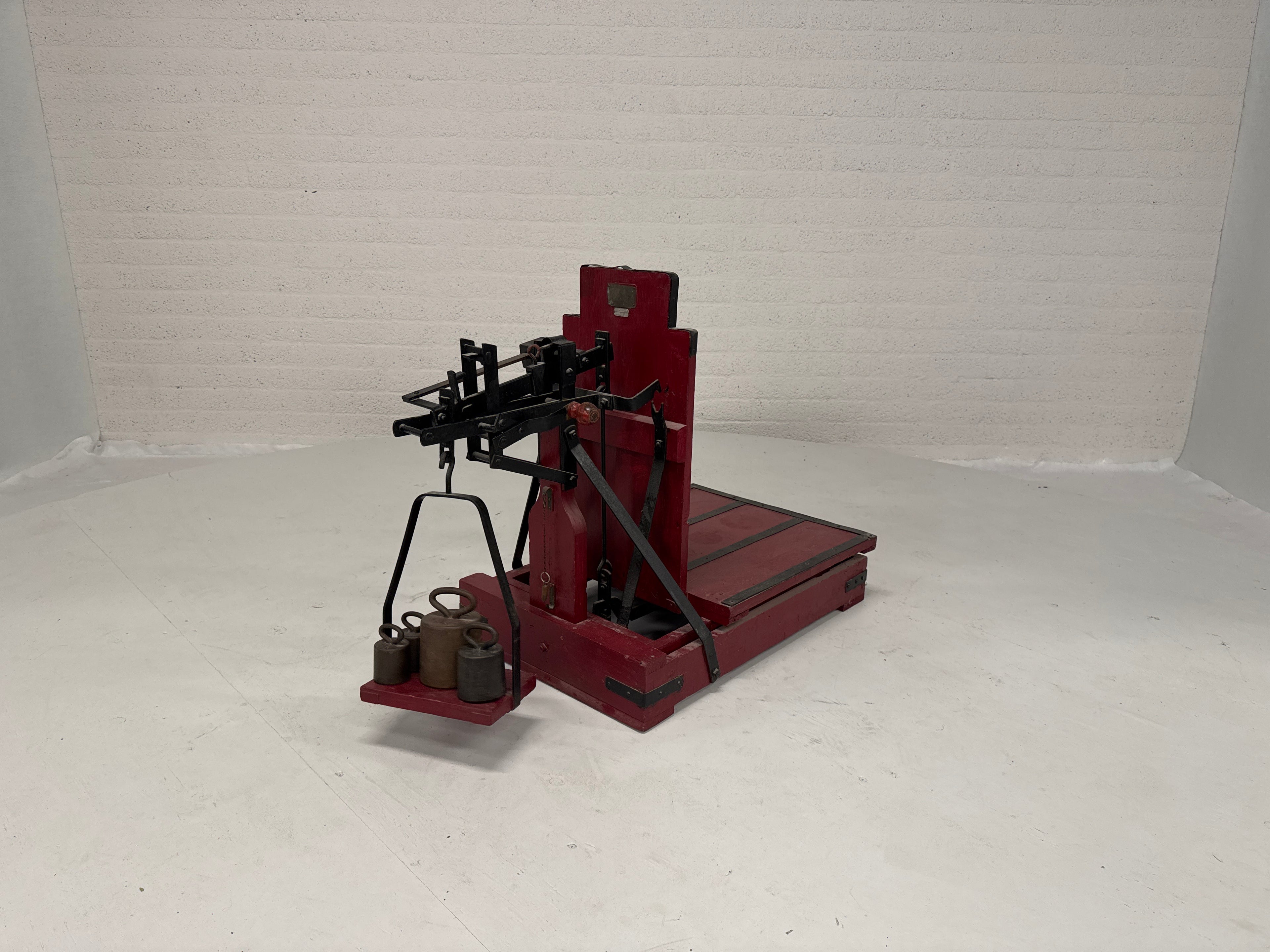 Bascule oud rood met gewichten