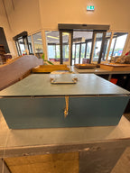 Metalen kistje met inhoud