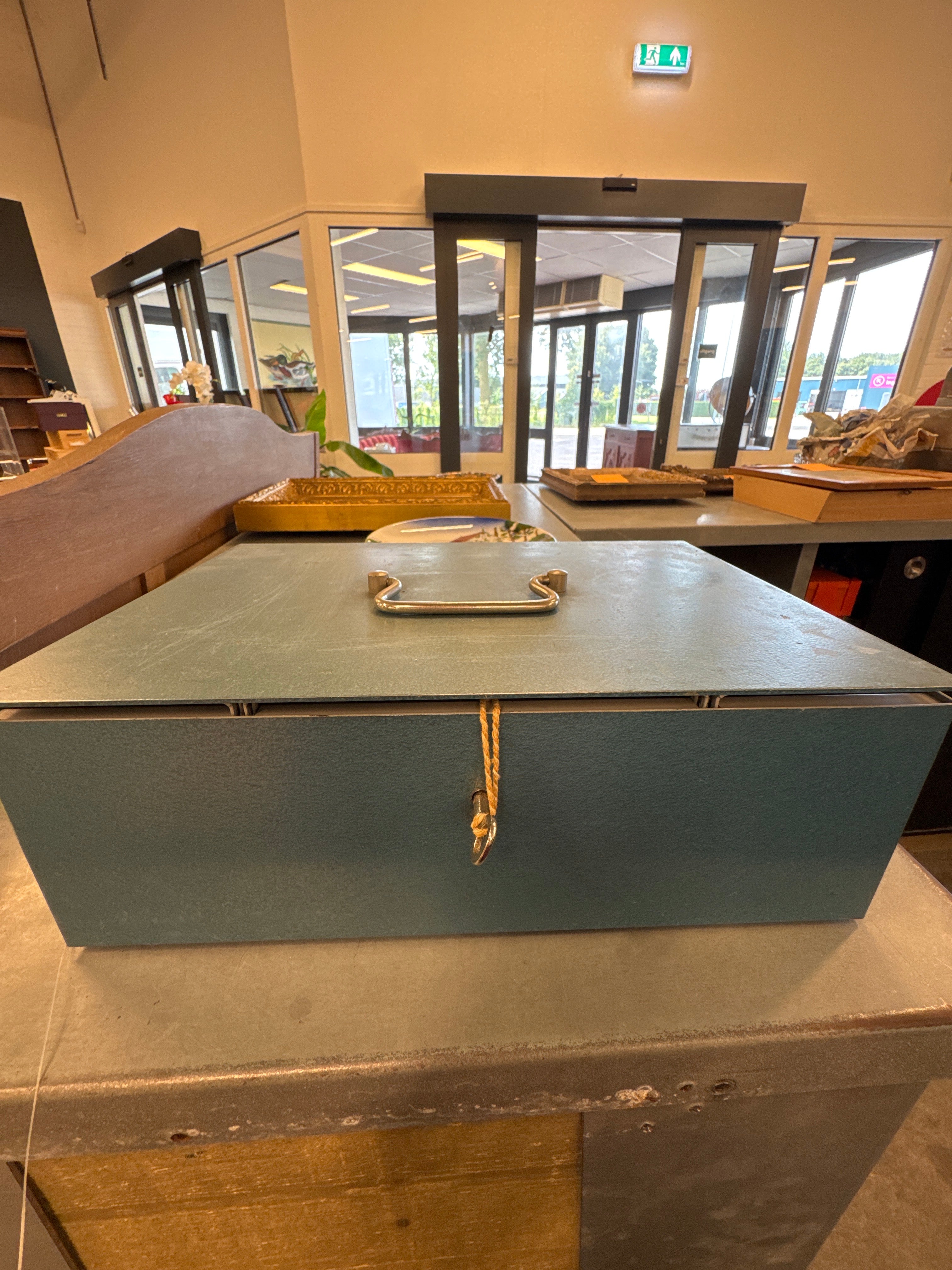 Metalen kistje met inhoud