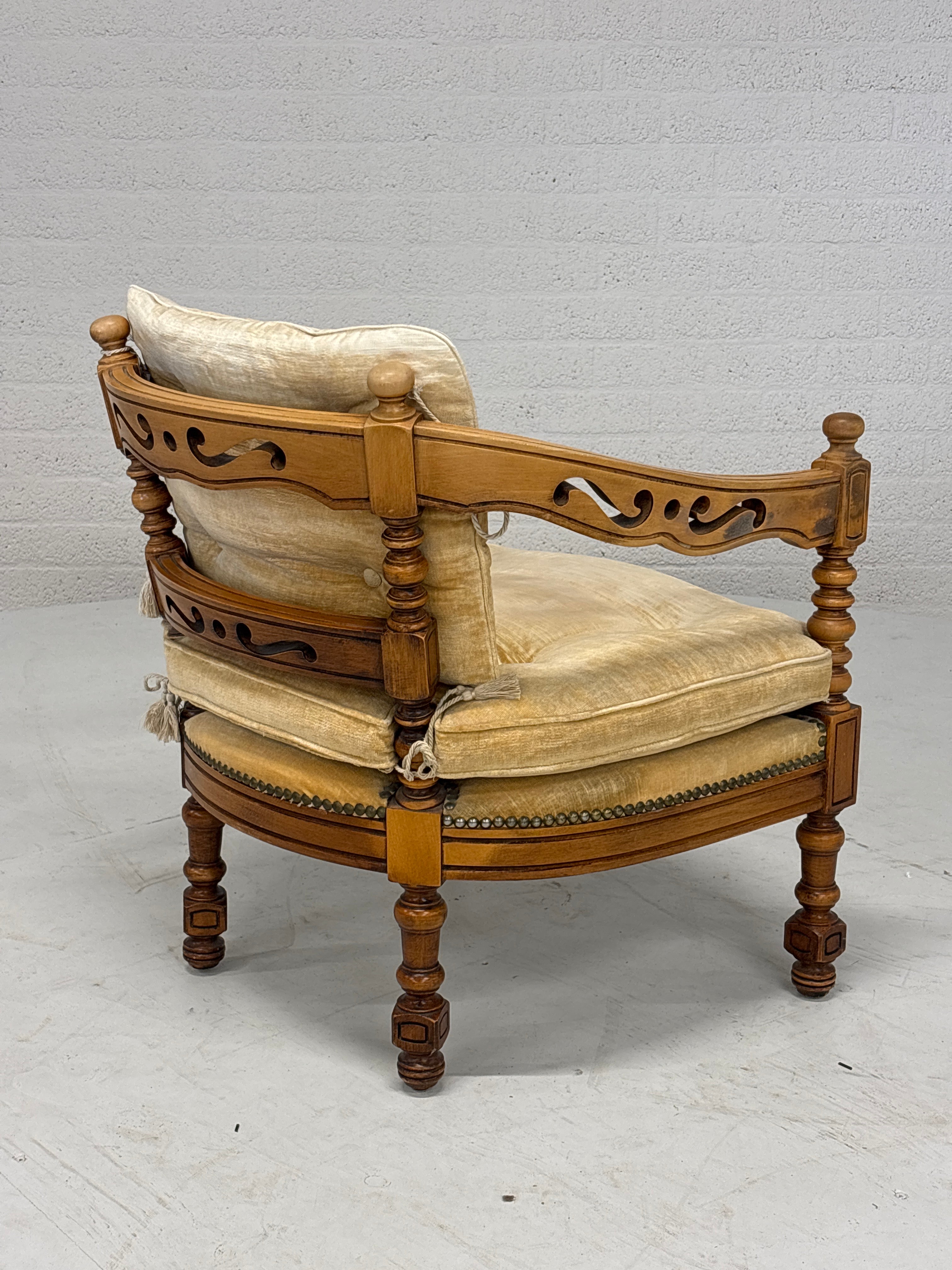 Set vintage Giorgetti stoelen en tafeltje. Okergele bekleding. Italiaans design.