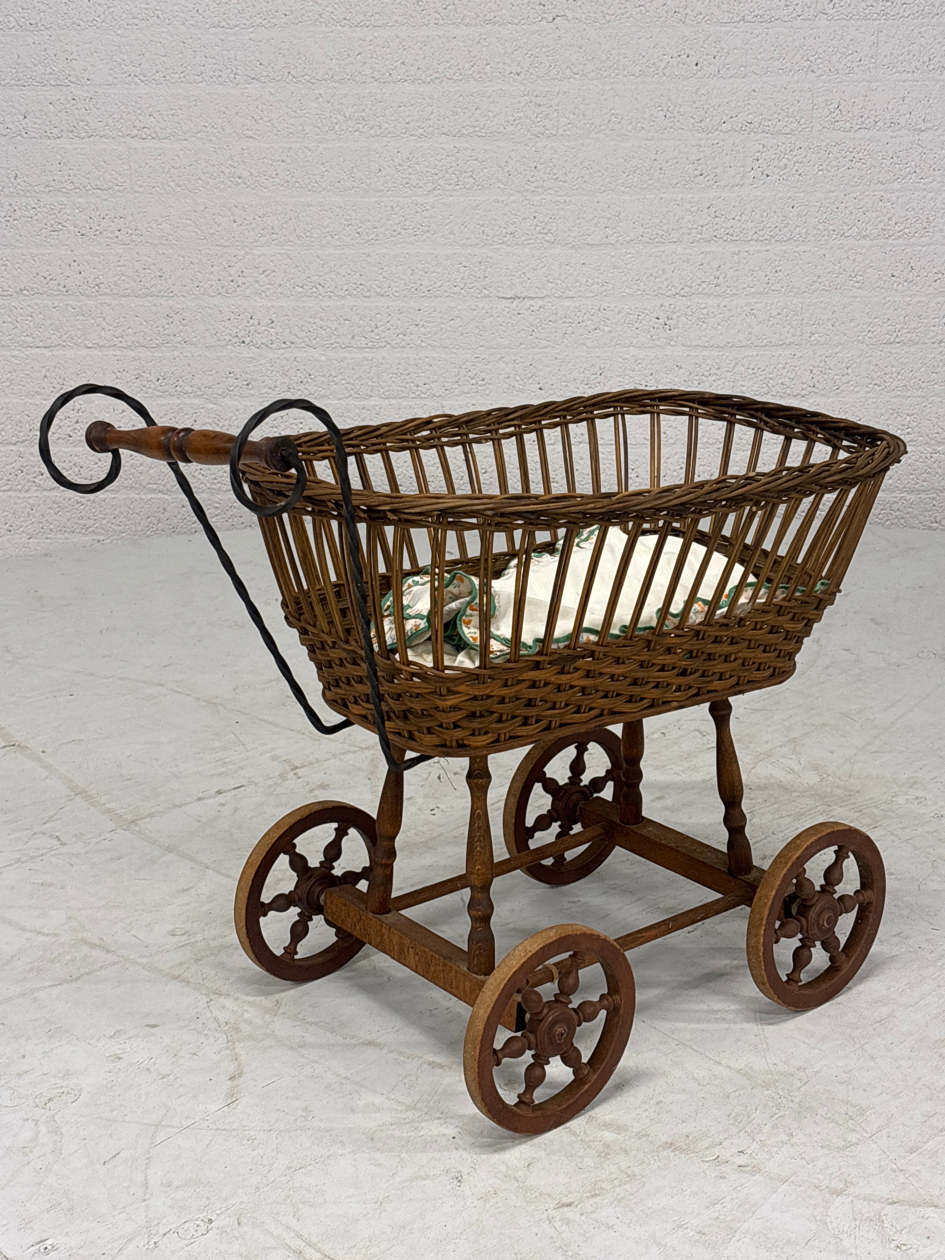 Antieke poppenwagen