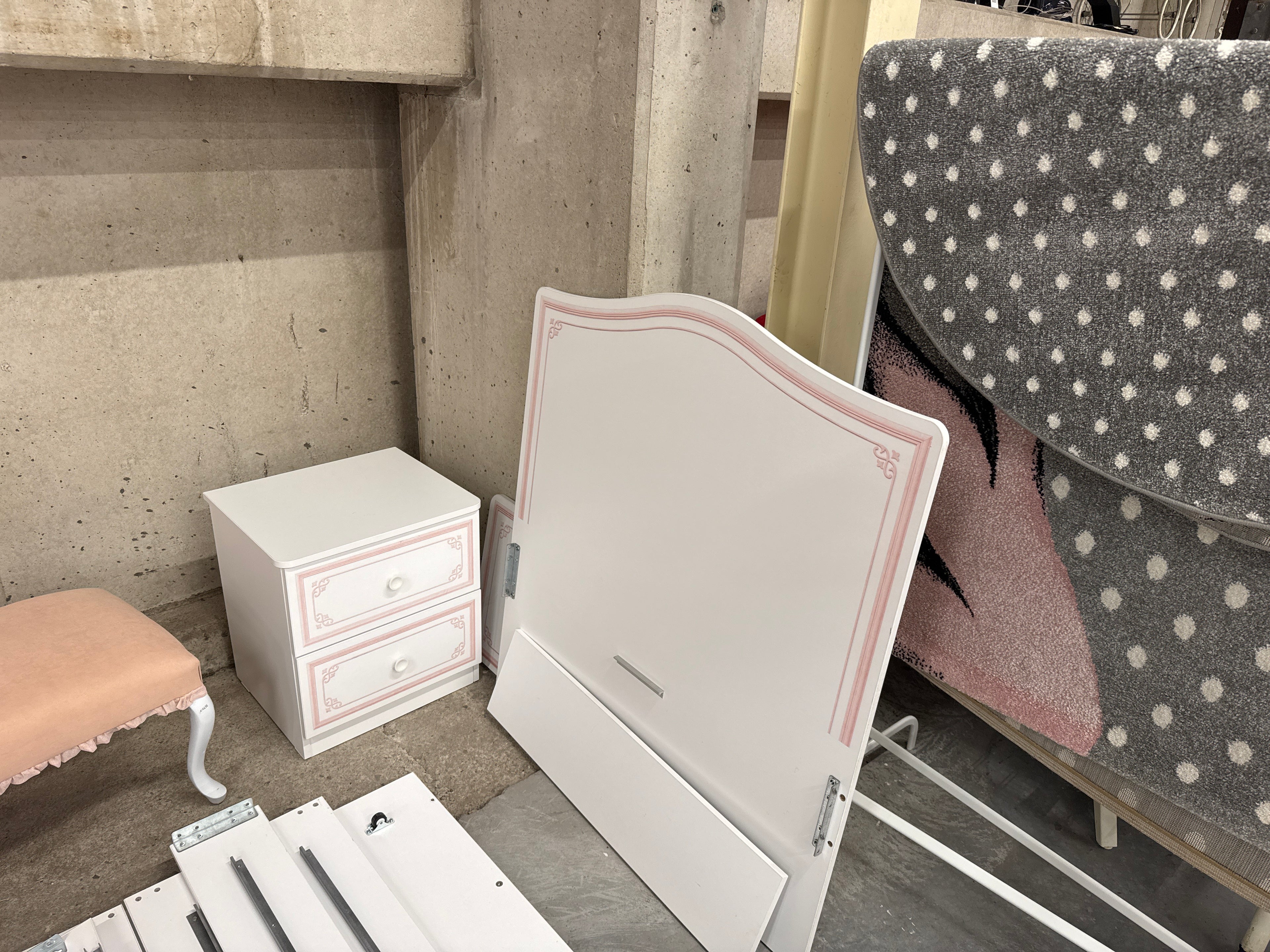 Bed roze prinses met nachtkastje